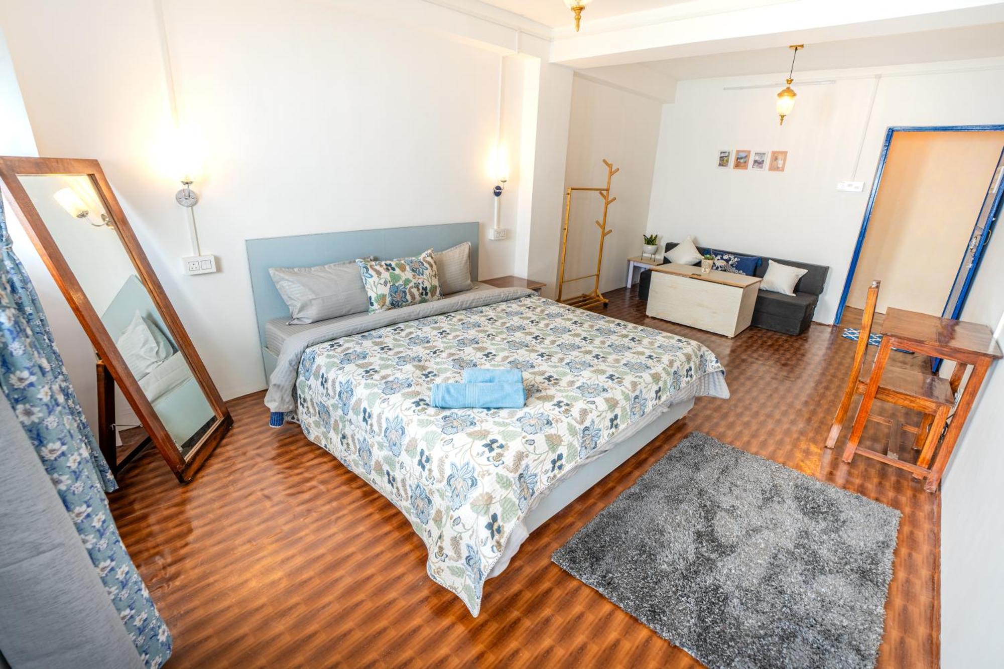 Monratino The Snow Roost- 10 Mins Walking Distance From Mall Road- Attached Balcony With Kanchenjunga Mountain View-kitchen Available Homestay