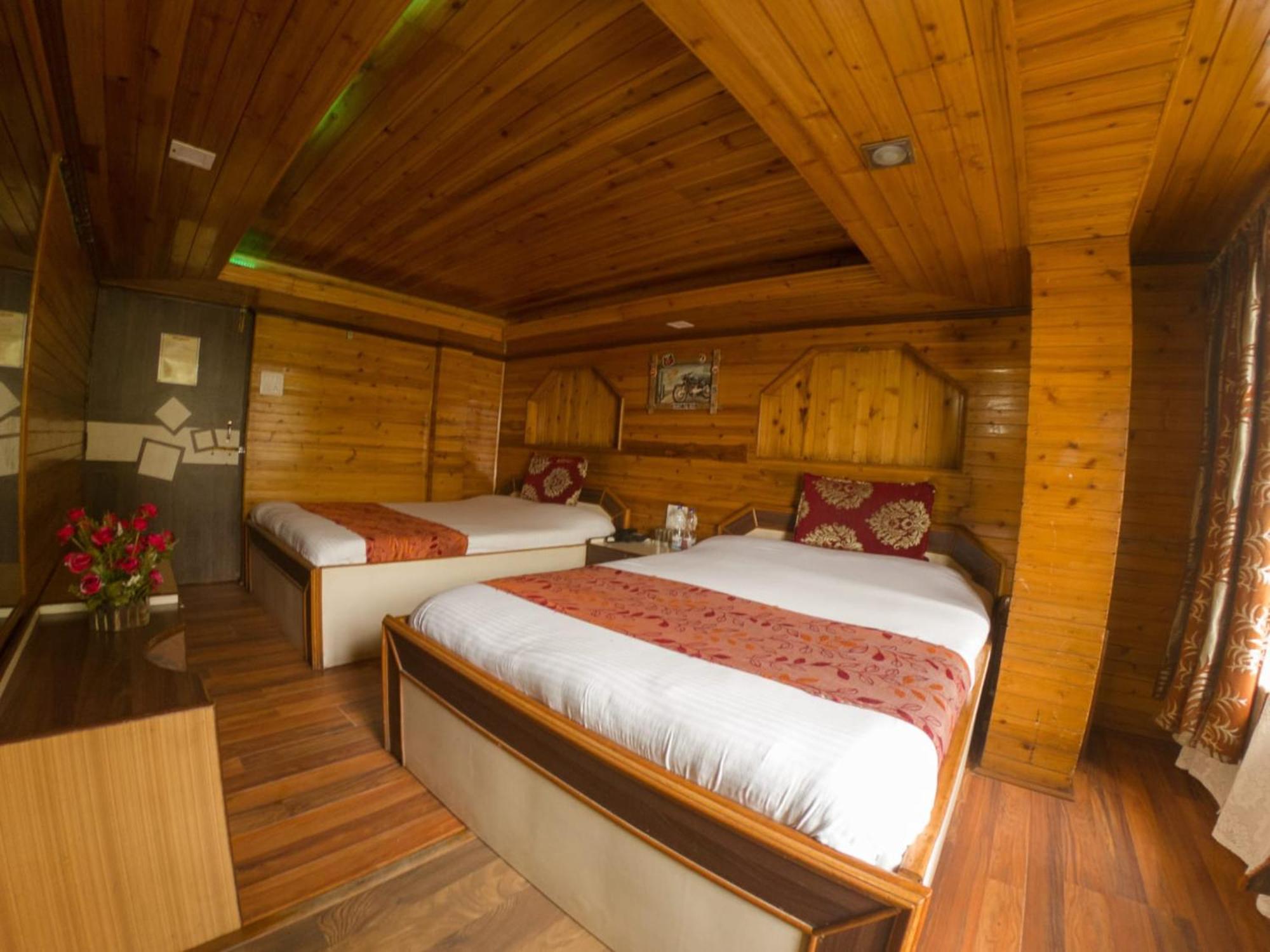 Grg Broadway Mall Road Darjeeling By Royal Collection Hotel