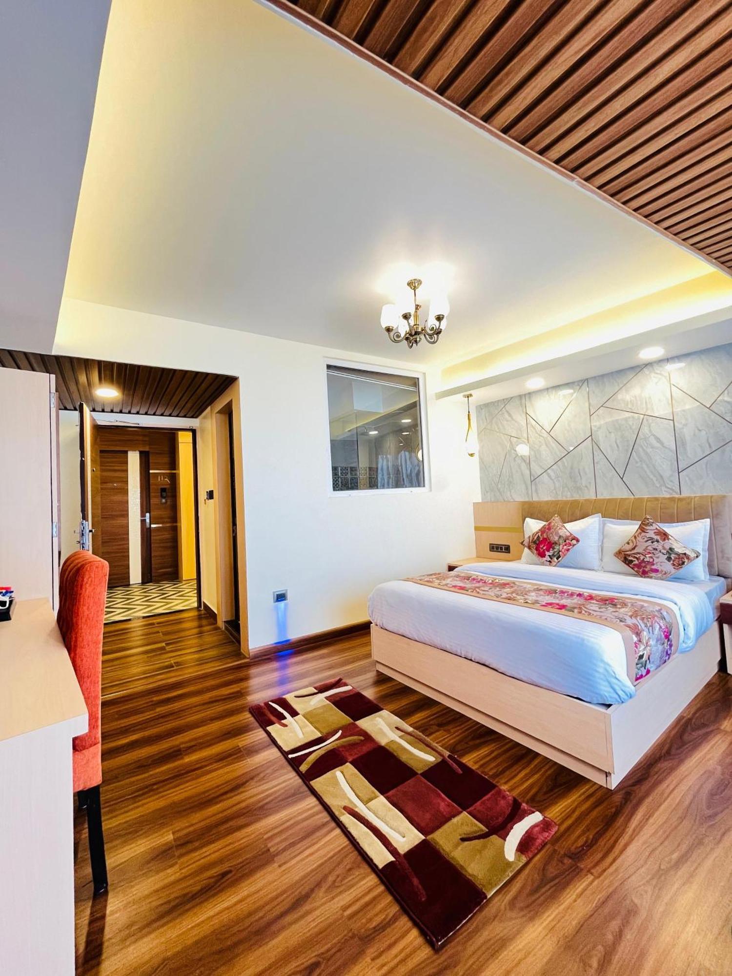Luxury At Broadway Boutique Mall Road Chowrasta Near Mahakal Temple Darjeeling (West Bengal)