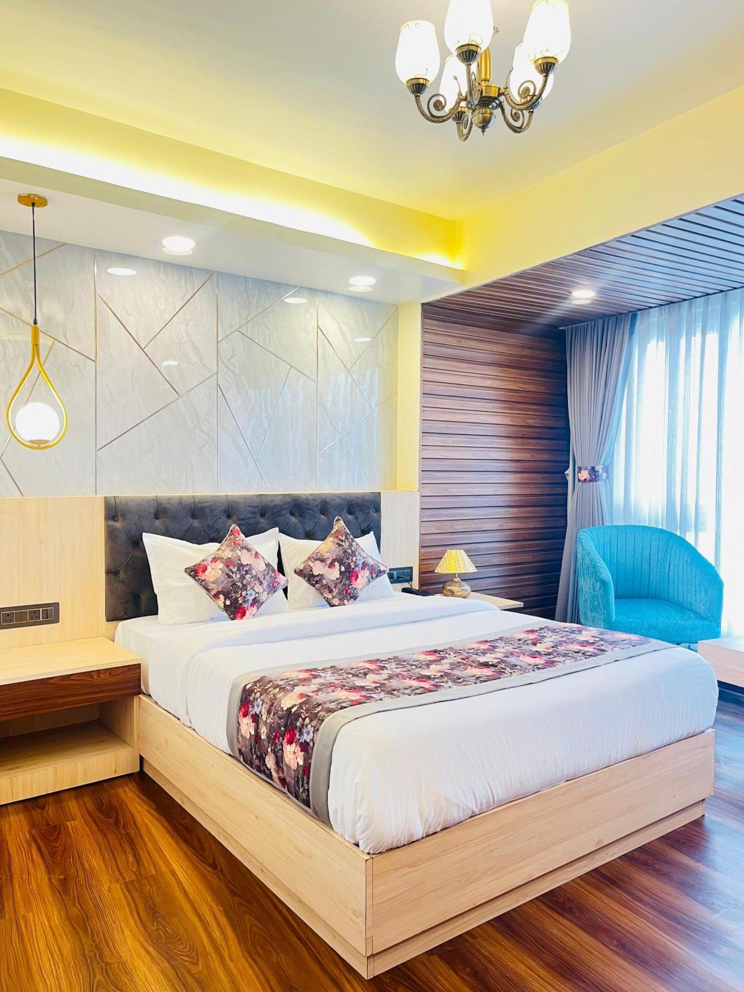 Luxury At Broadway Boutique Mall Road Chowrasta Near Mahakal Temple Hotel