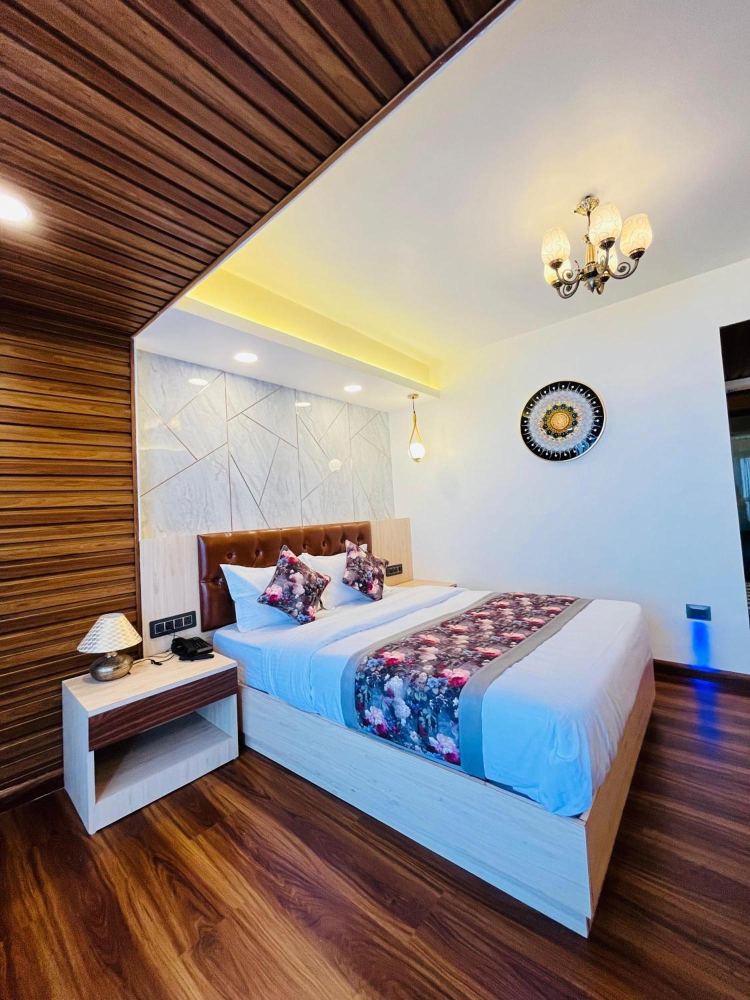 Hotel Luxury At Broadway Boutique Mall Road Chowrasta Near Mahakal Temple