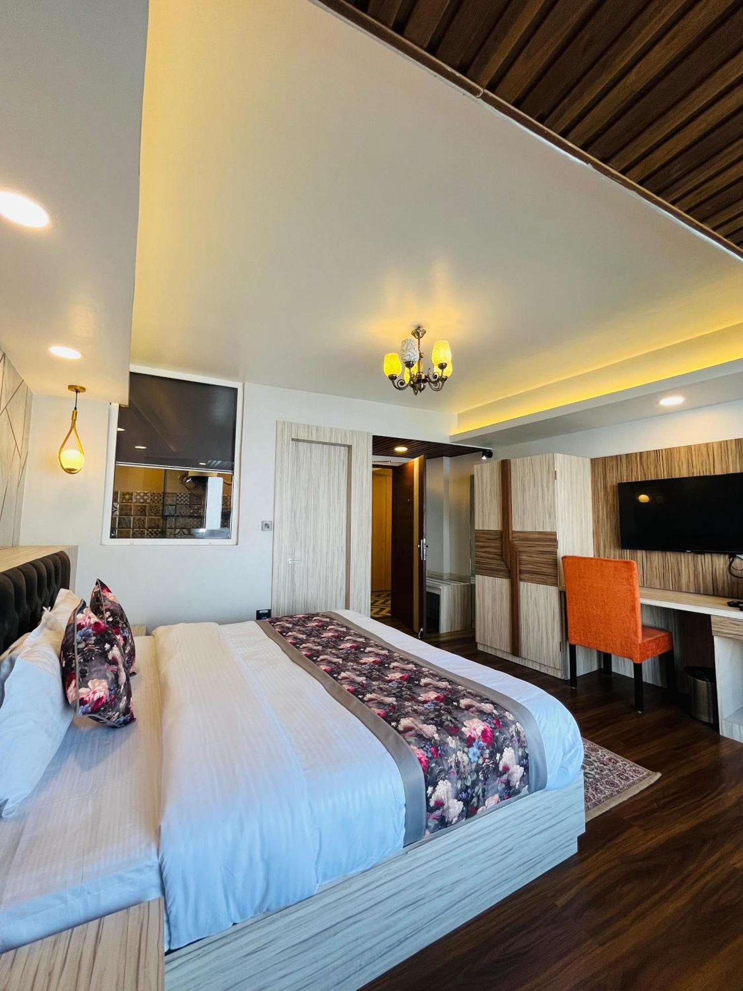 Hotel Luxury At Broadway Boutique Mall Road Chowrasta Near Mahakal Temple 3*
