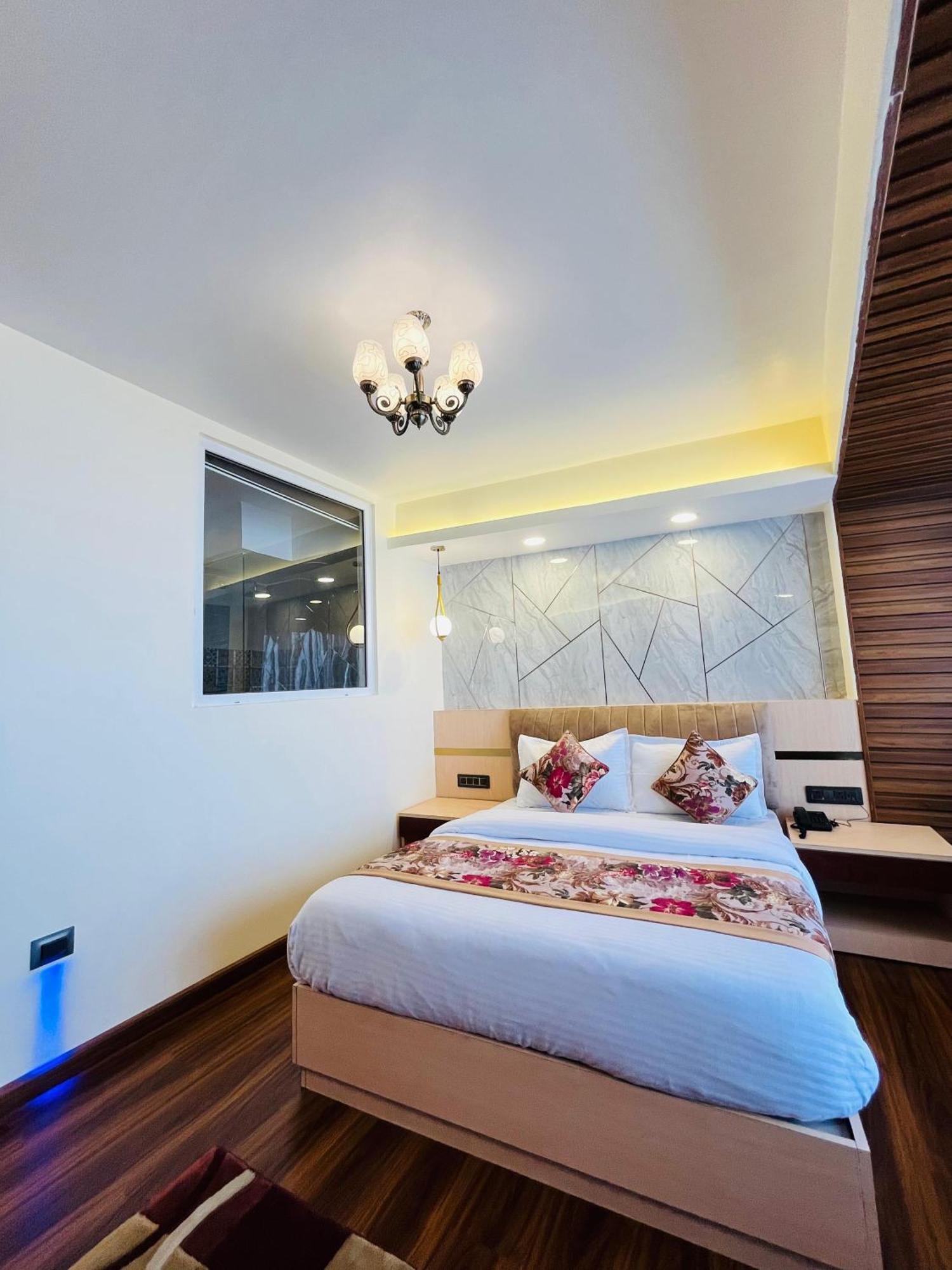 Hotel Luxury At Broadway Boutique Mall Road Chowrasta Near Mahakal Temple 3*