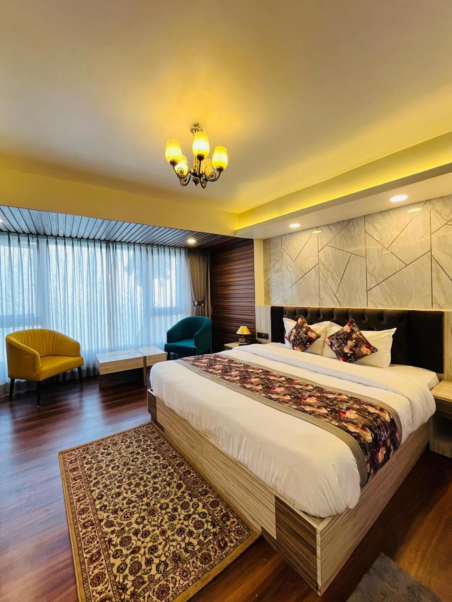 Hotel Luxury At Broadway Boutique Mall Road Chowrasta Near Mahakal Temple