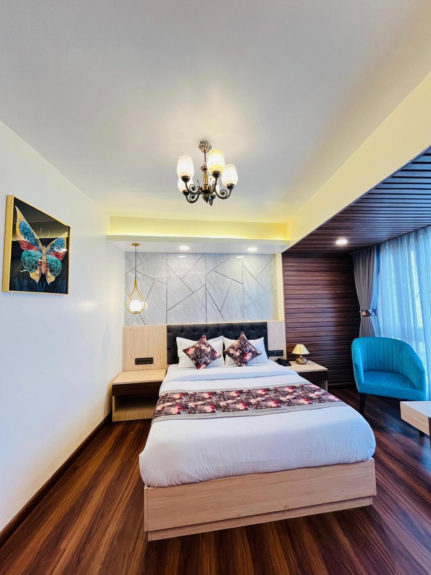 Luxury At Broadway Boutique Mall Road Chowrasta Near Mahakal Temple Hotel