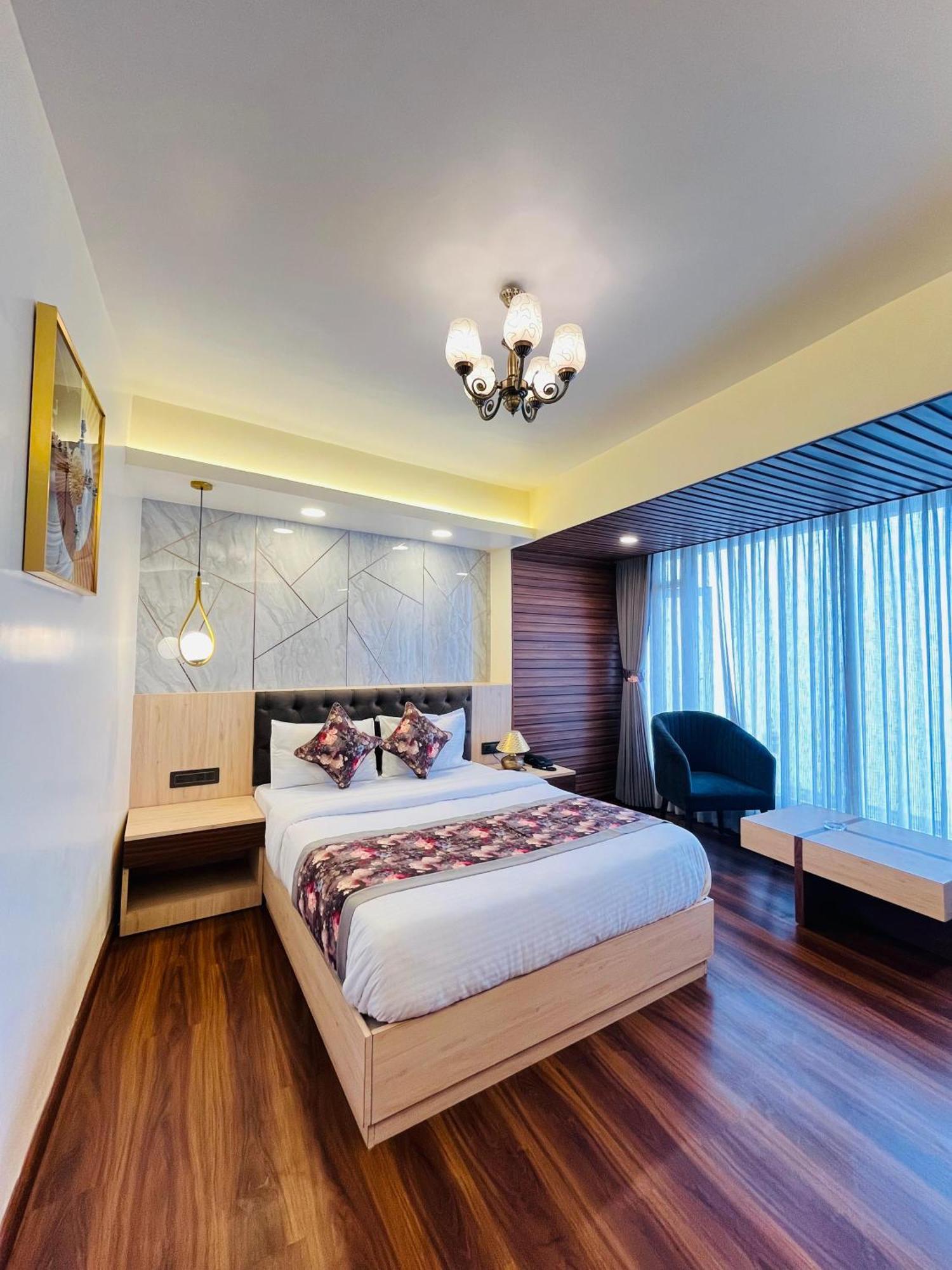 Luxury At Broadway Boutique Mall Road Chowrasta Near Mahakal Temple Hotel
