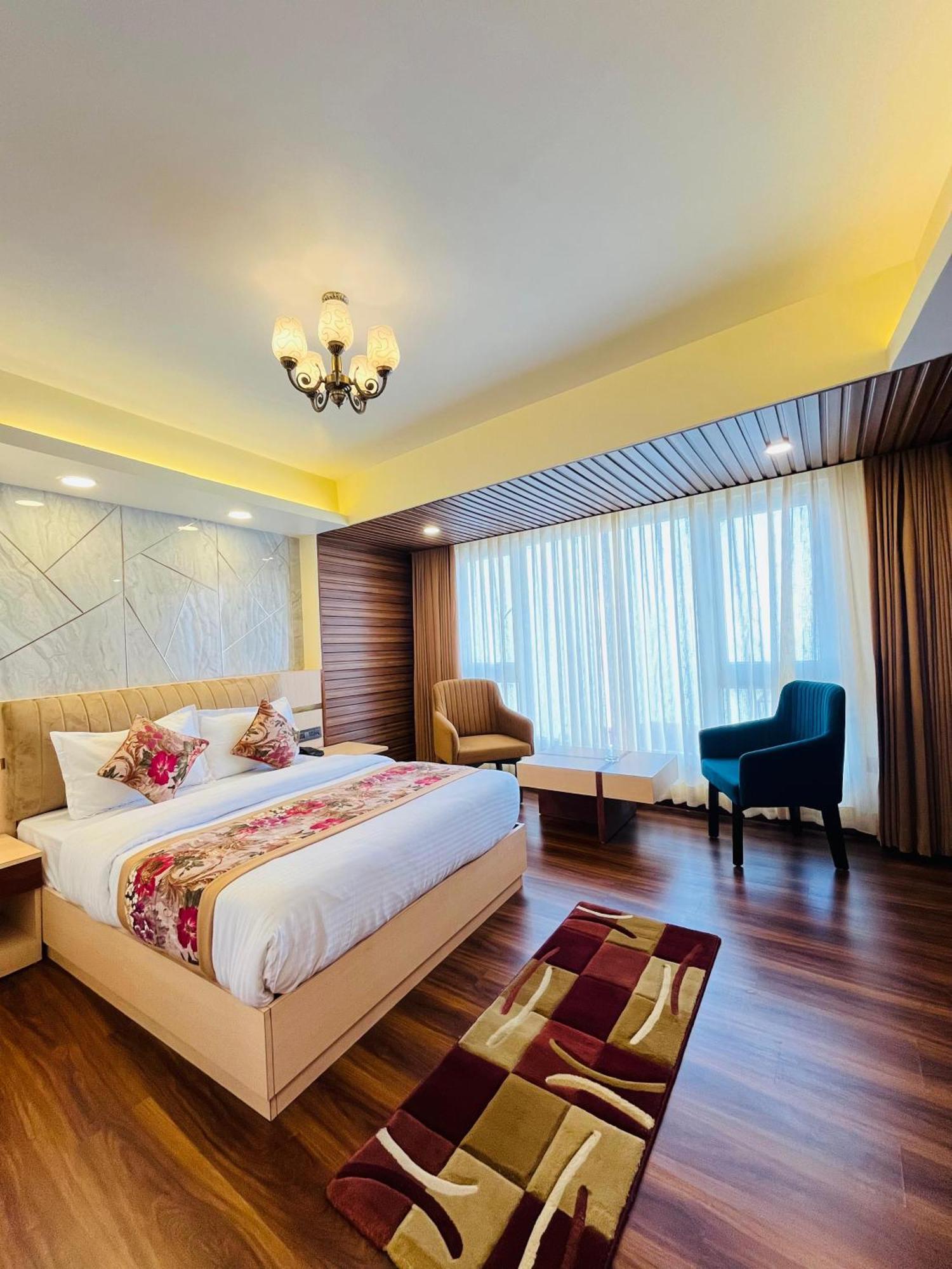Hotel Luxury At Broadway Boutique Mall Road Chowrasta Near Mahakal Temple 3*