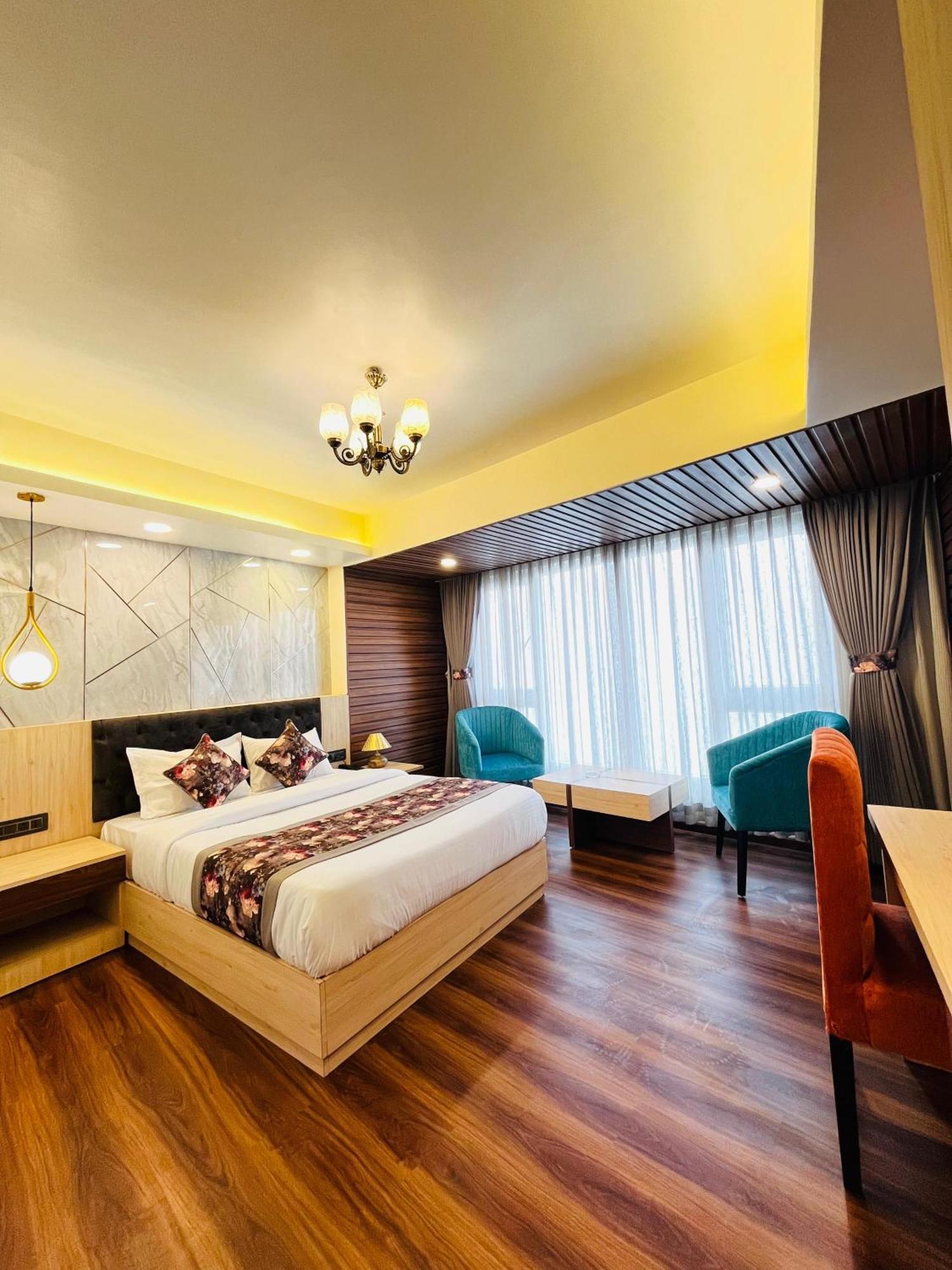 Luxury At Broadway Boutique Mall Road Chowrasta Near Mahakal Temple Hotel