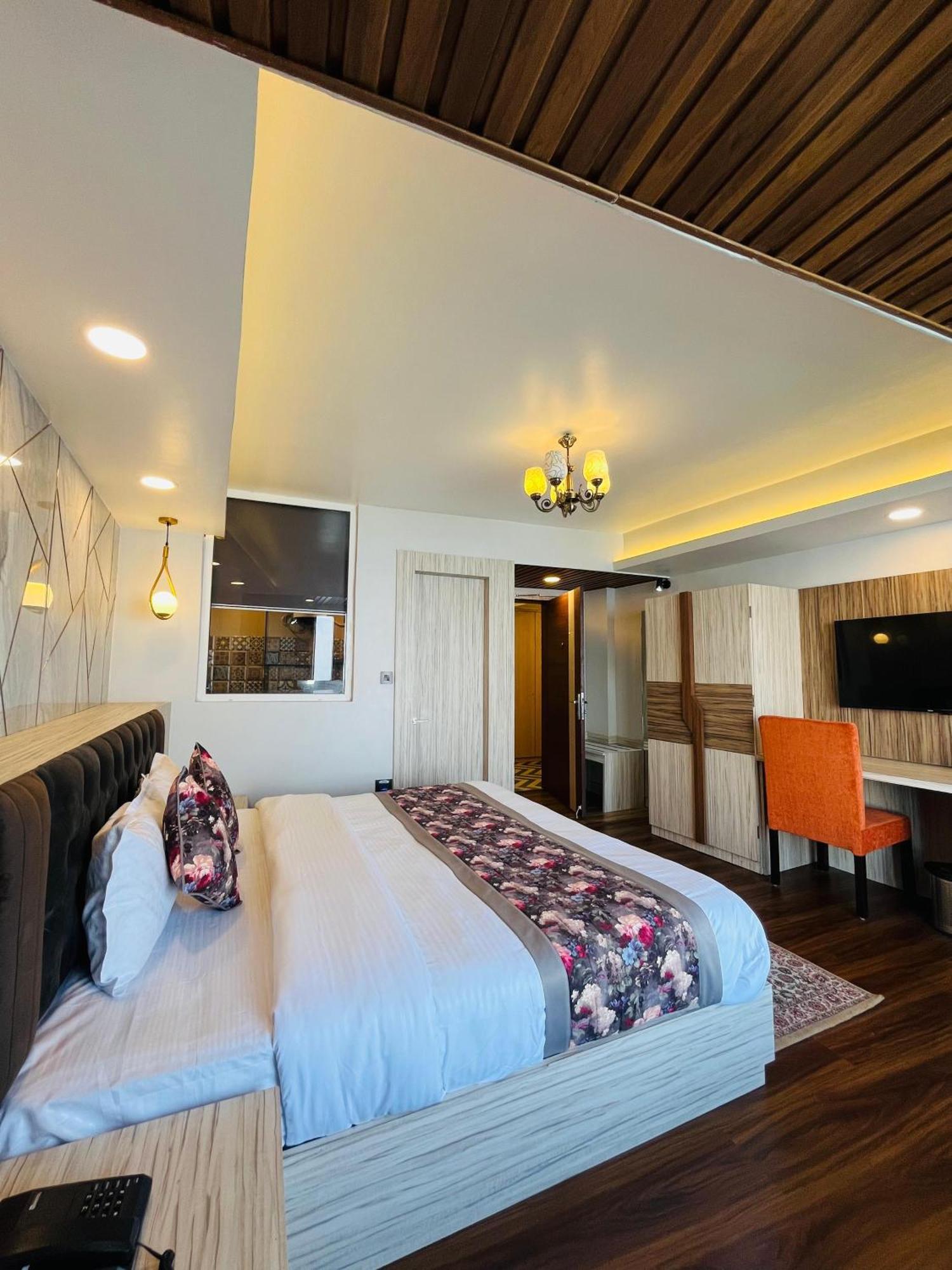 Luxury At Broadway Boutique Mall Road Chowrasta Near Mahakal Temple