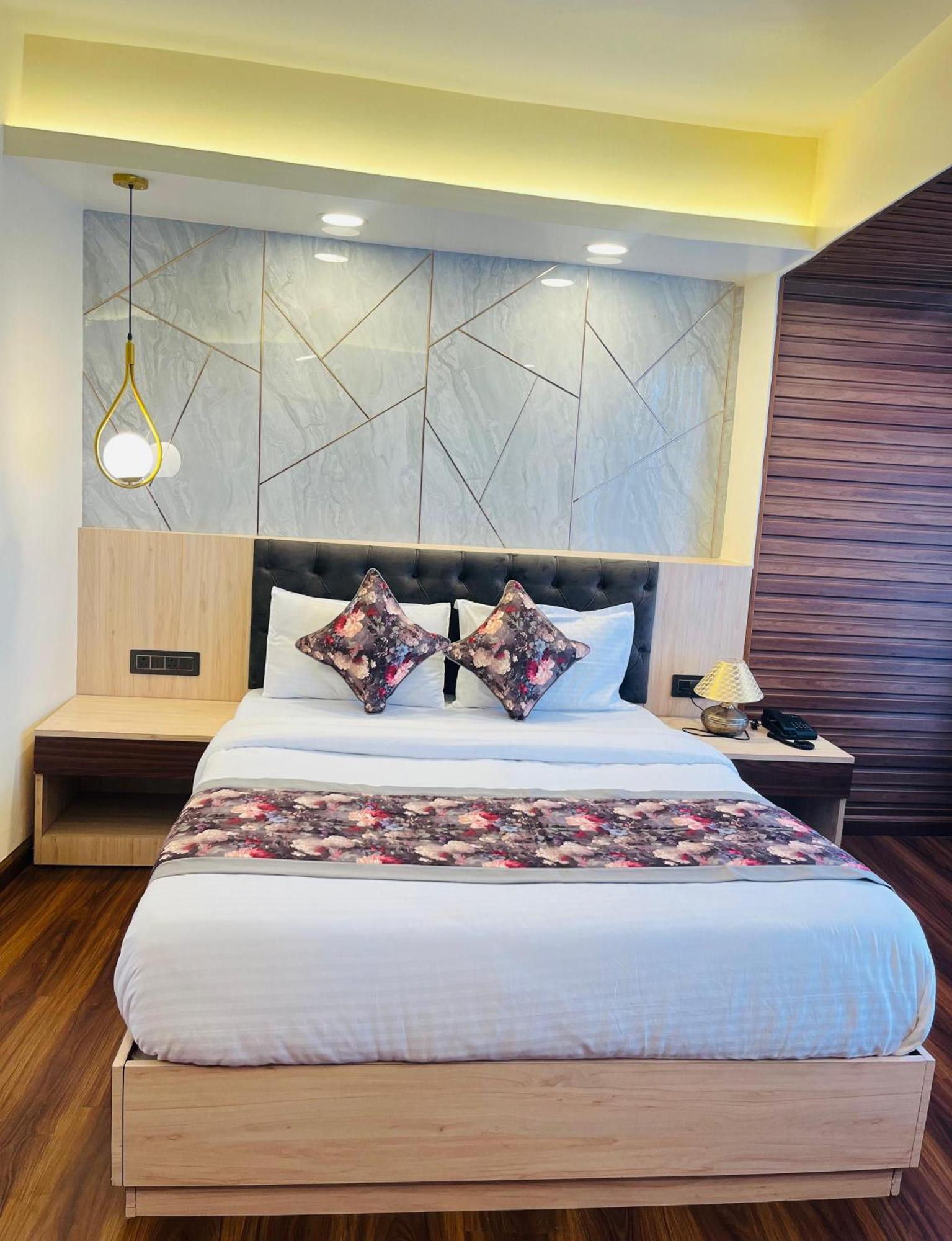Hotel Luxury At Broadway Boutique Mall Road Chowrasta Near Mahakal Temple
