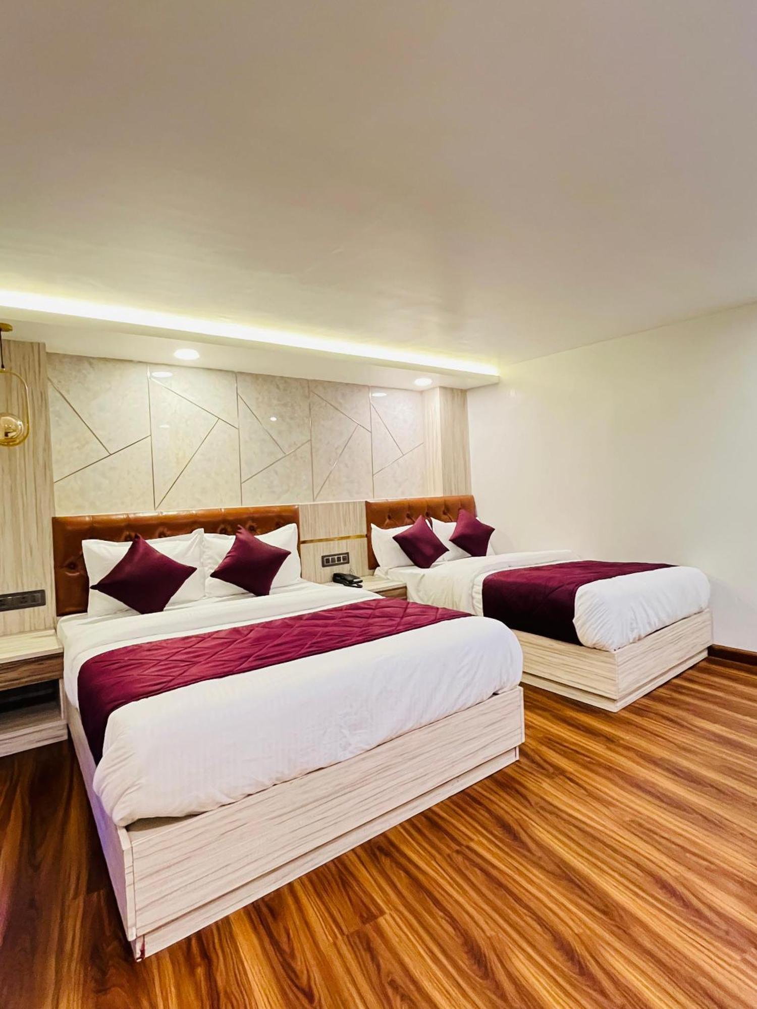 Luxury At Broadway Boutique Mall Road Chowrasta Near Mahakal Temple 3*