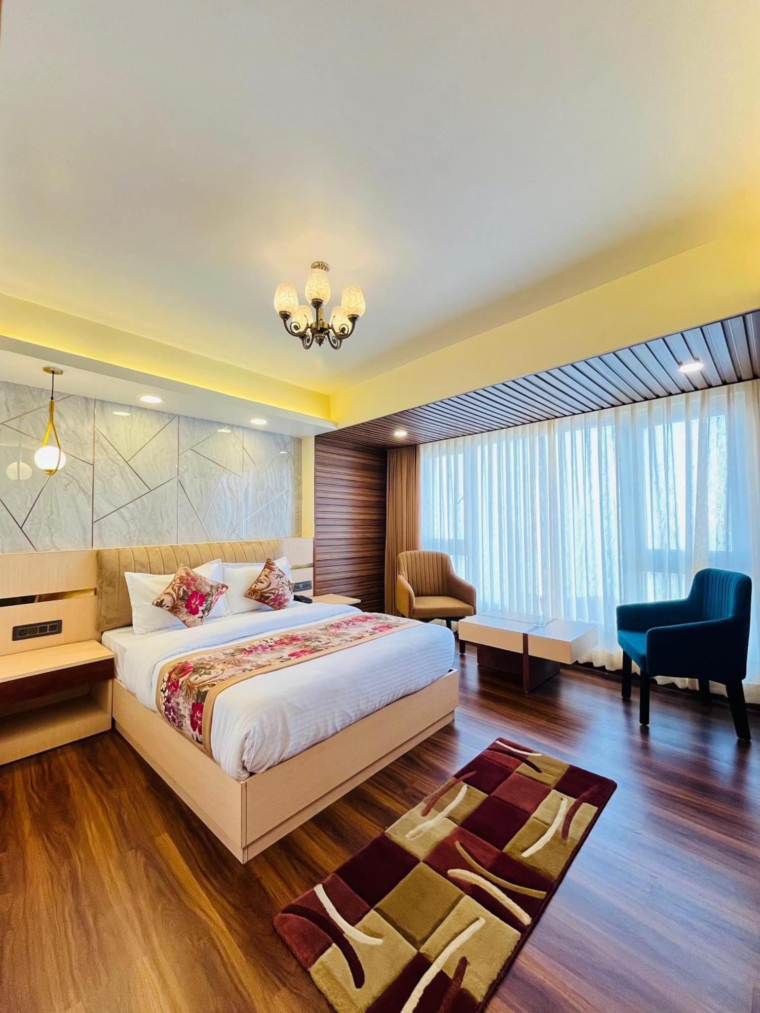 Luxury At Broadway Boutique Mall Road Chowrasta Near Mahakal Temple Darjeeling (West Bengal)