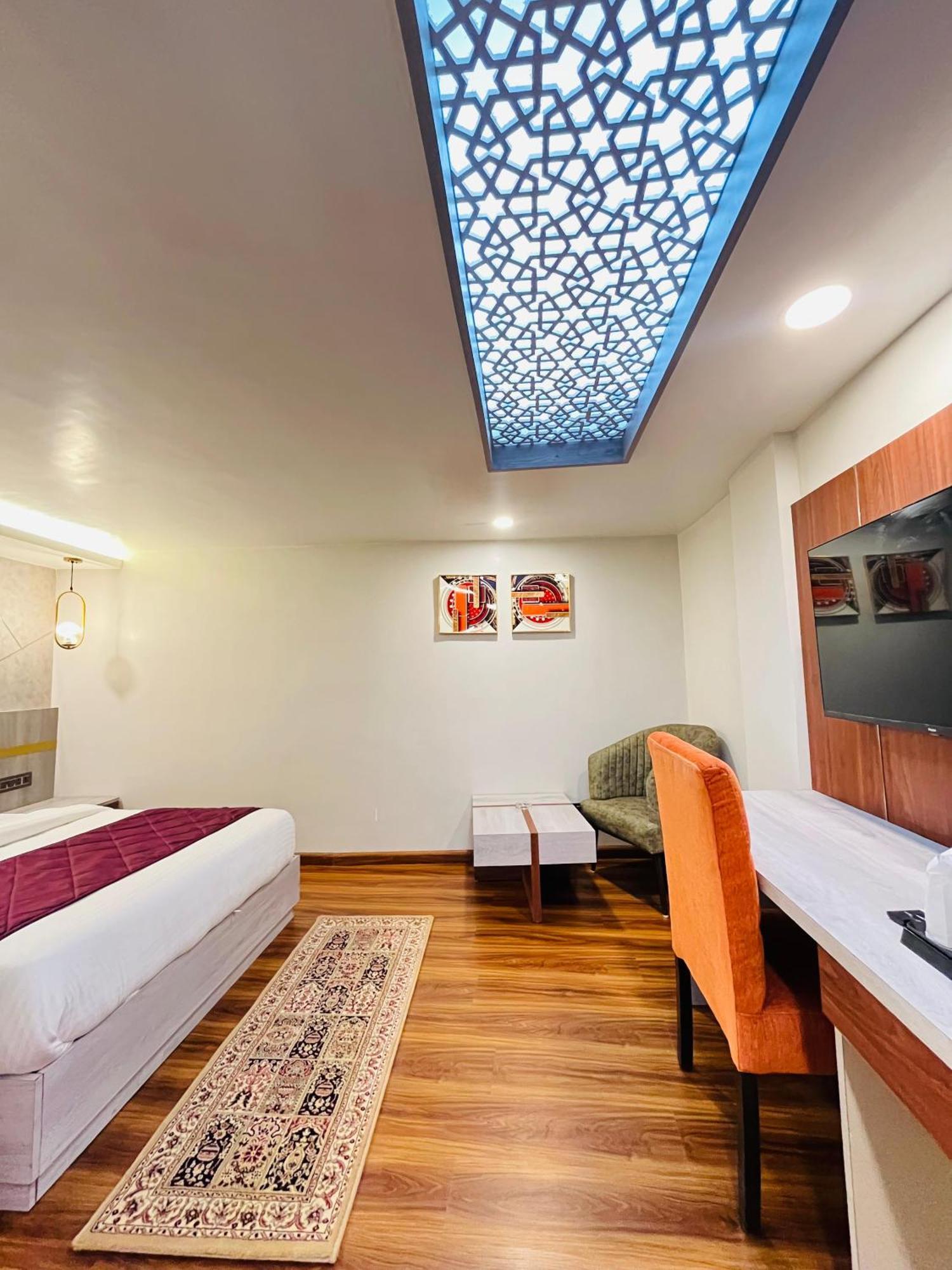 Luxury At Broadway Boutique Mall Road Chowrasta Near Mahakal Temple