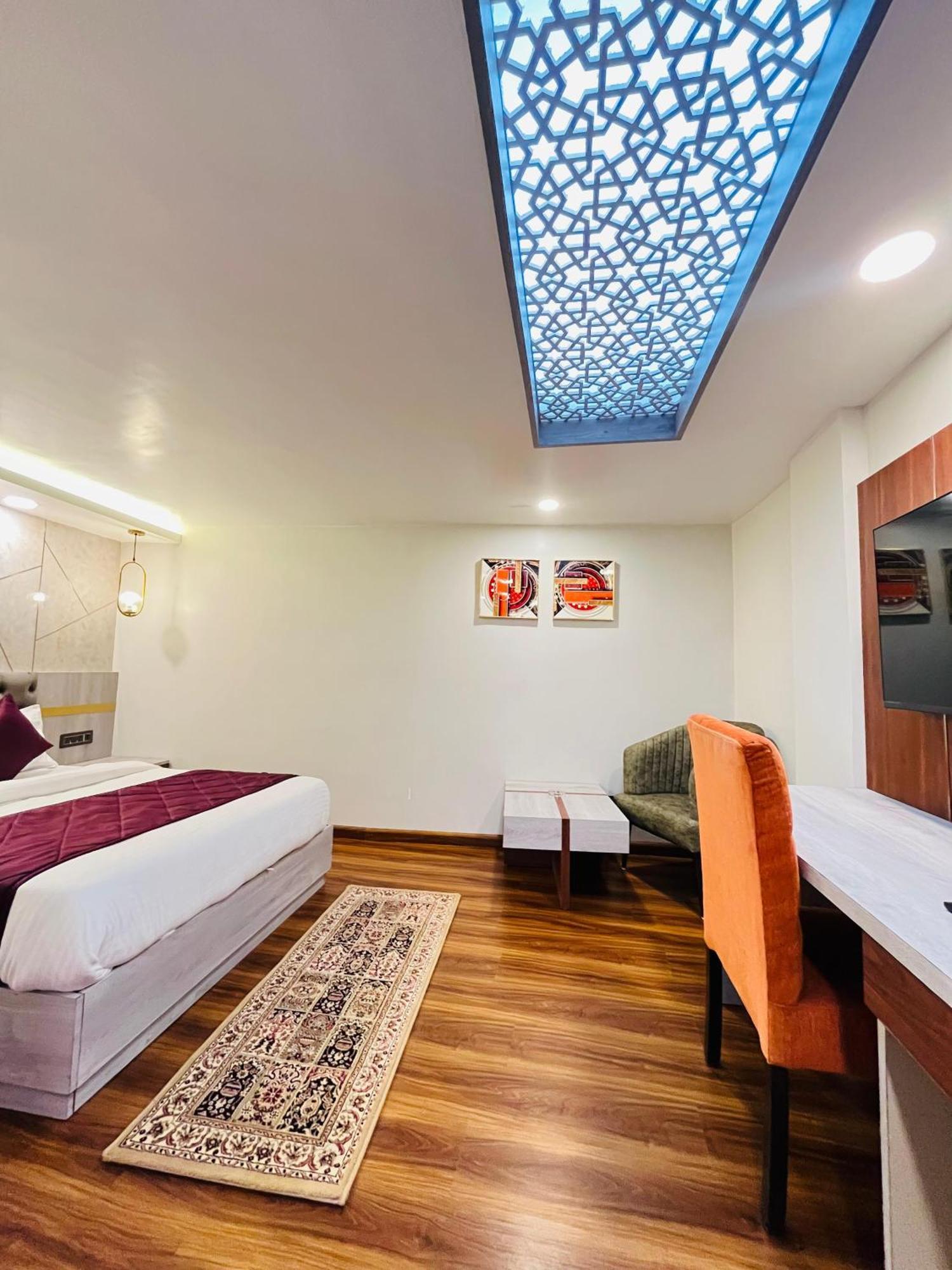 Hotel Luxury At Broadway Boutique Mall Road Chowrasta Near Mahakal Temple Darjeeling (West Bengal)