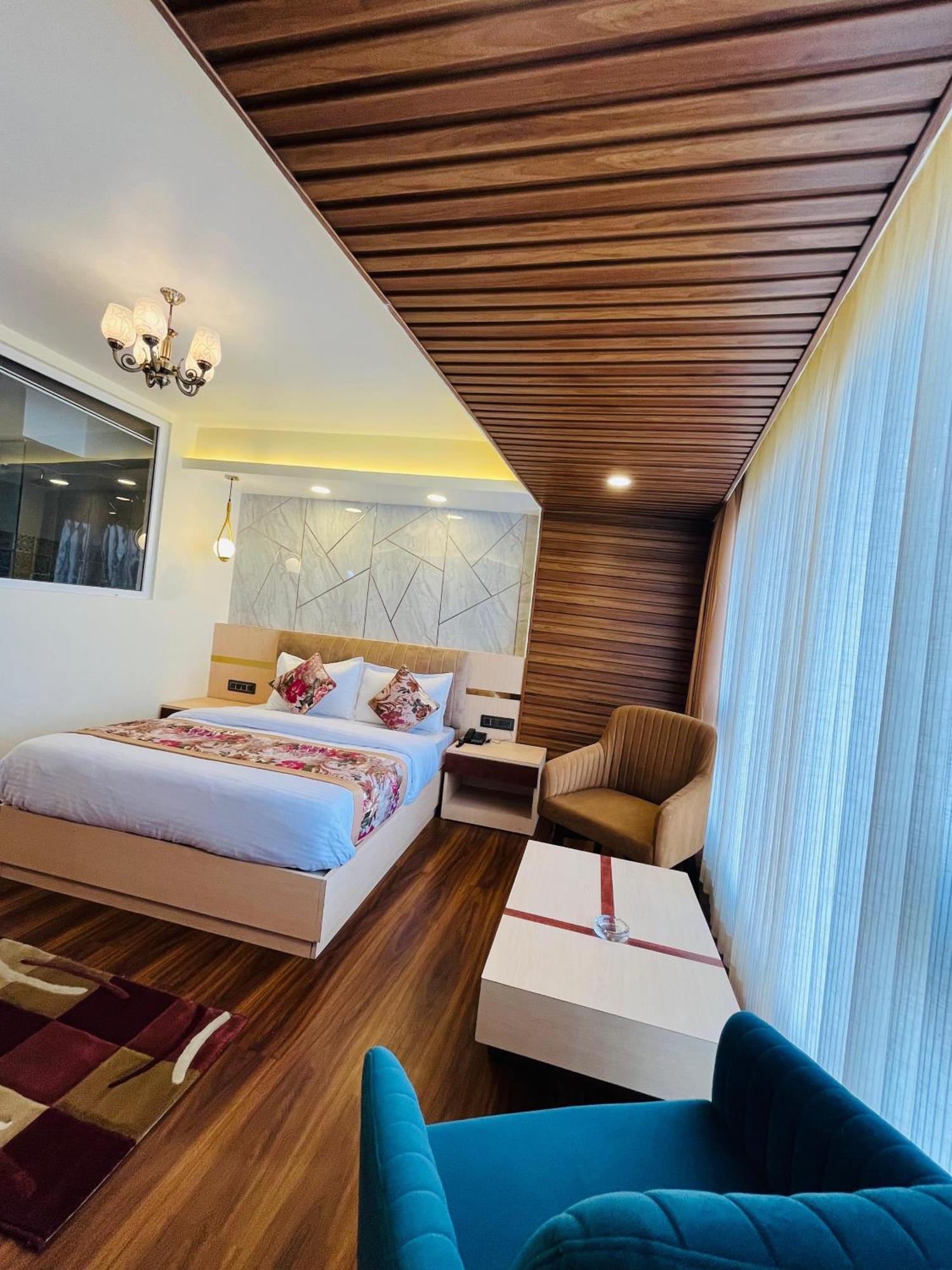 Hotel Luxury At Broadway Boutique Mall Road Chowrasta Near Mahakal Temple