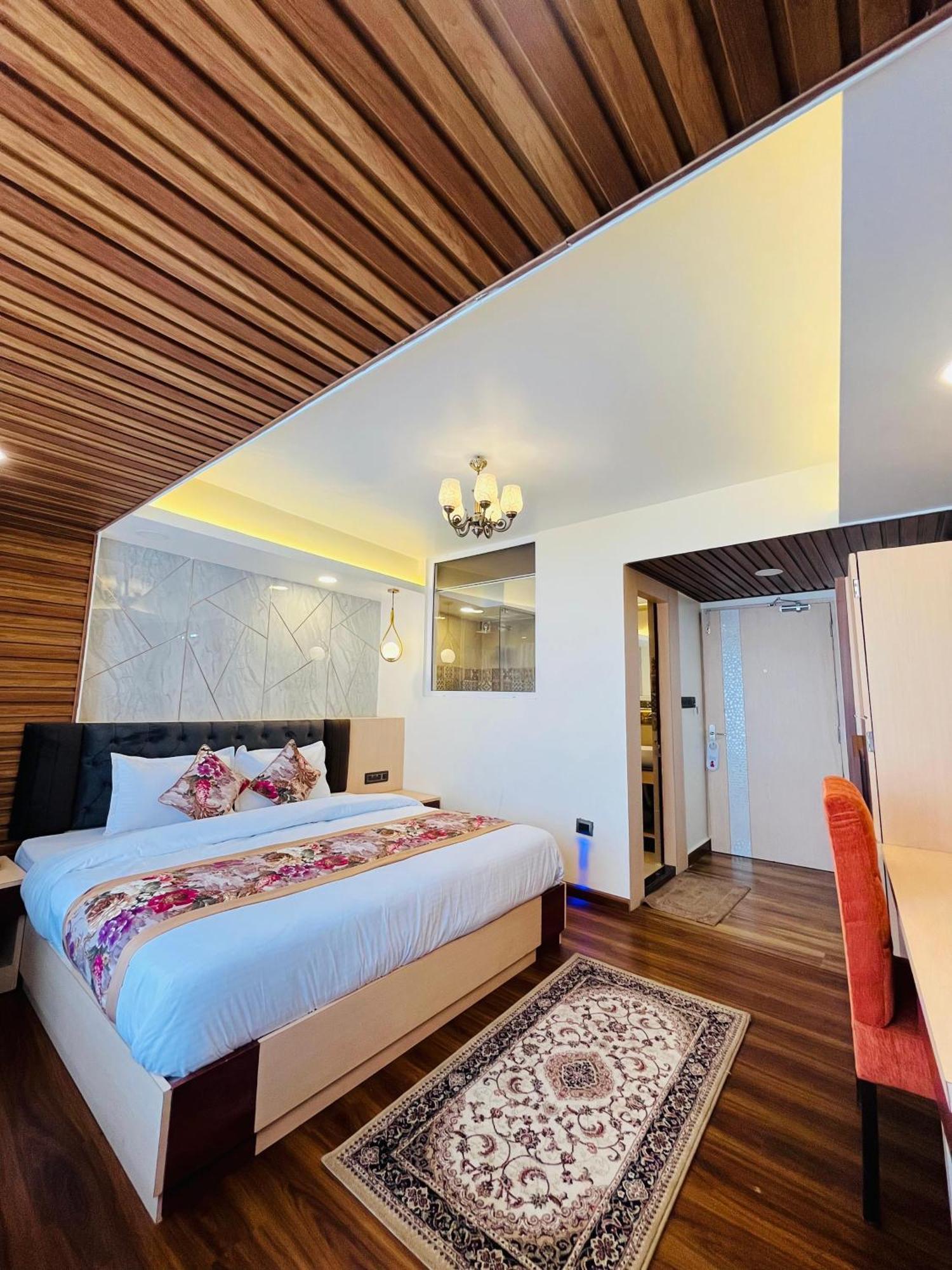Hotel Luxury At Broadway Boutique Mall Road Chowrasta Near Mahakal Temple 3*