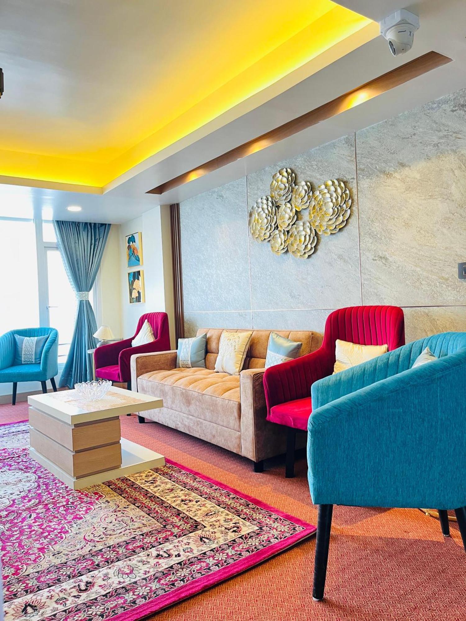 Luxury At Broadway Boutique Mall Road Chowrasta Near Mahakal Temple 3*
