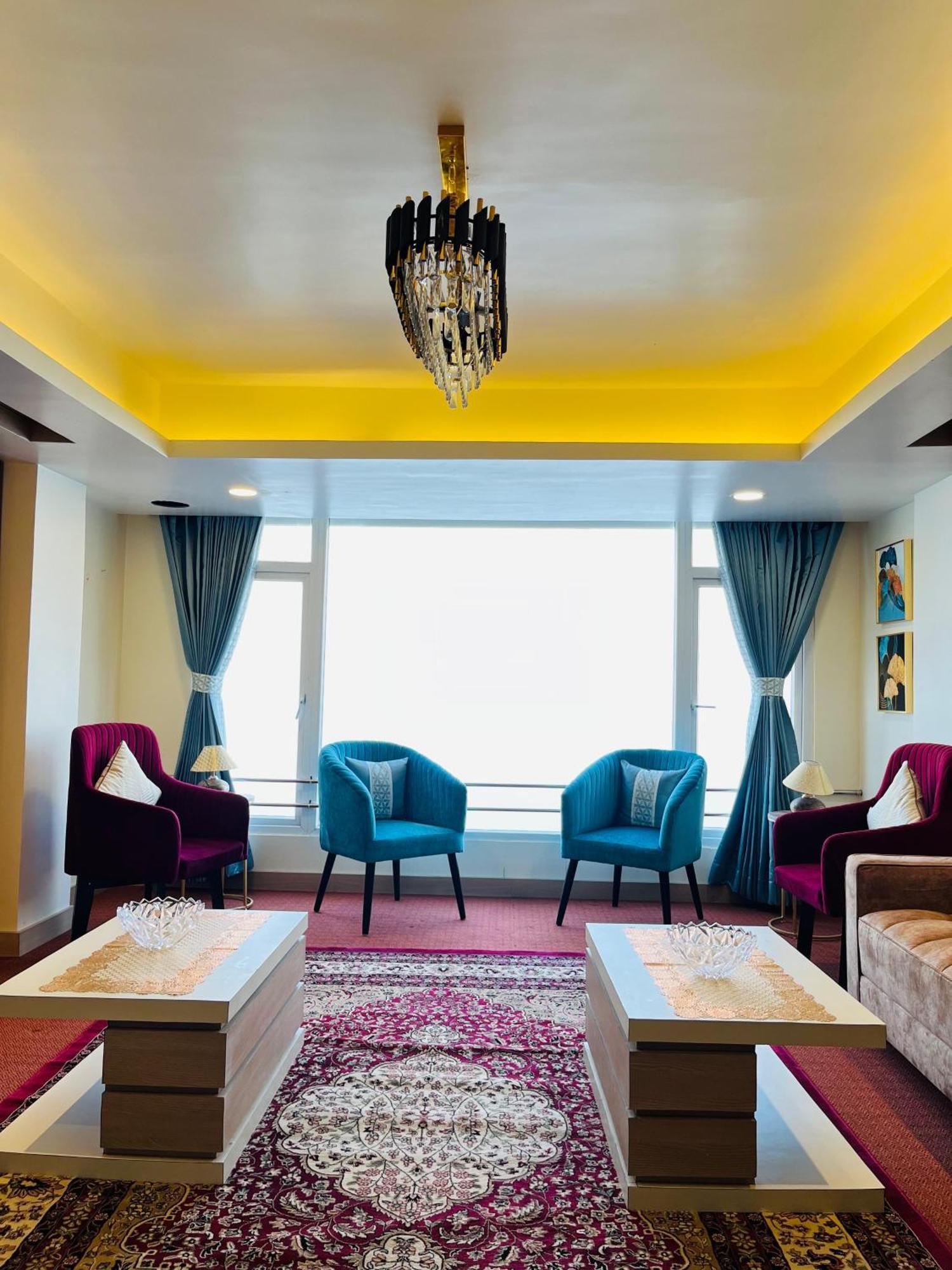Luxury At Broadway Boutique Mall Road Chowrasta Near Mahakal Temple Hotel