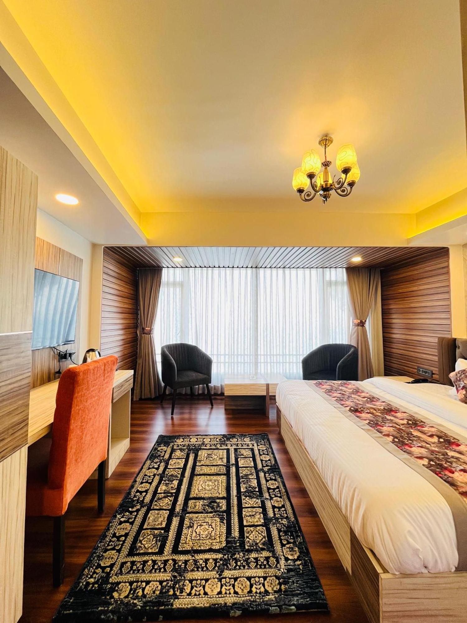 Hotel Luxury At Broadway Boutique Mall Road Chowrasta Near Mahakal Temple 3*
