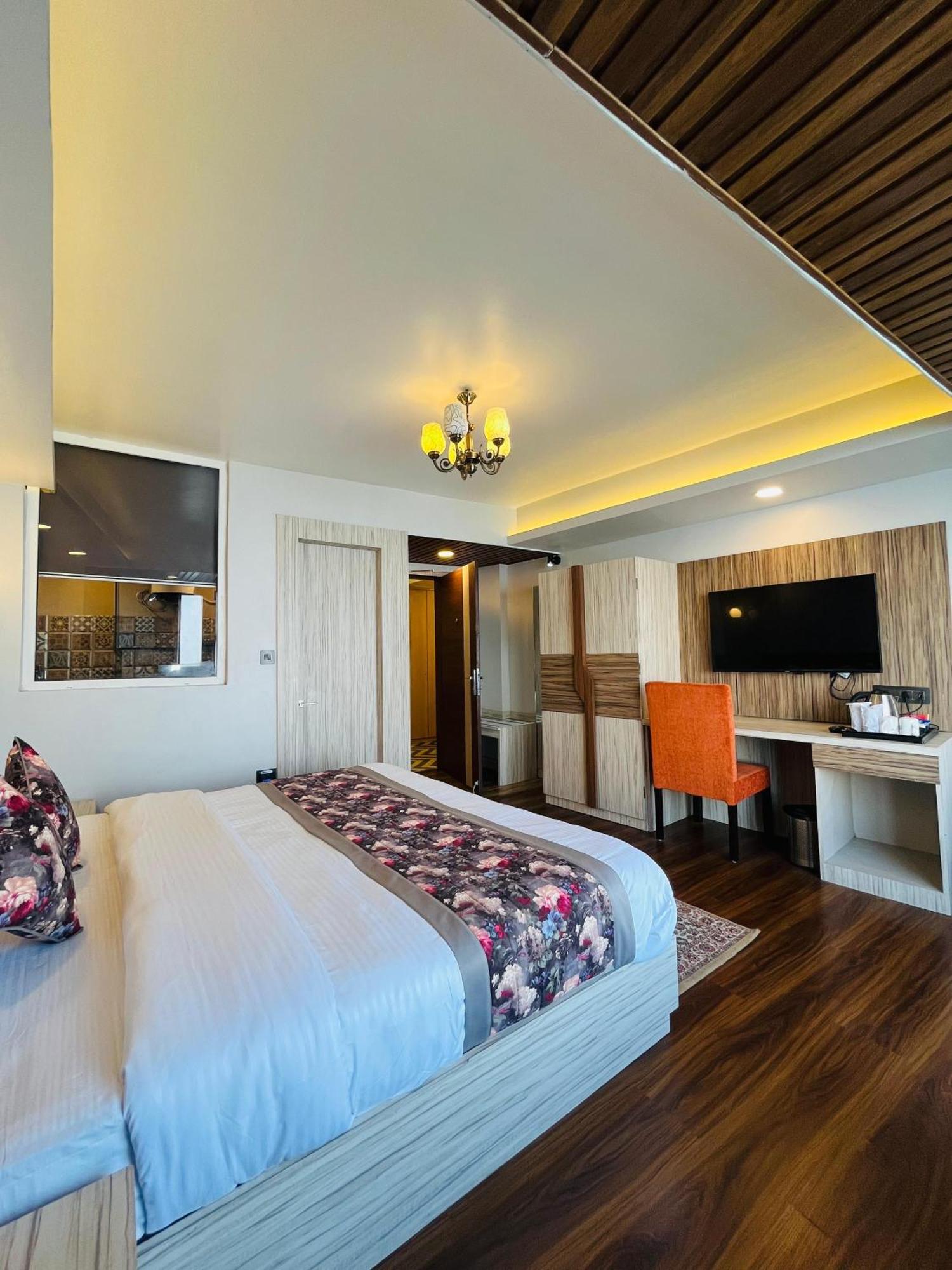 Luxury At Broadway Boutique Mall Road Chowrasta Near Mahakal Temple 3*