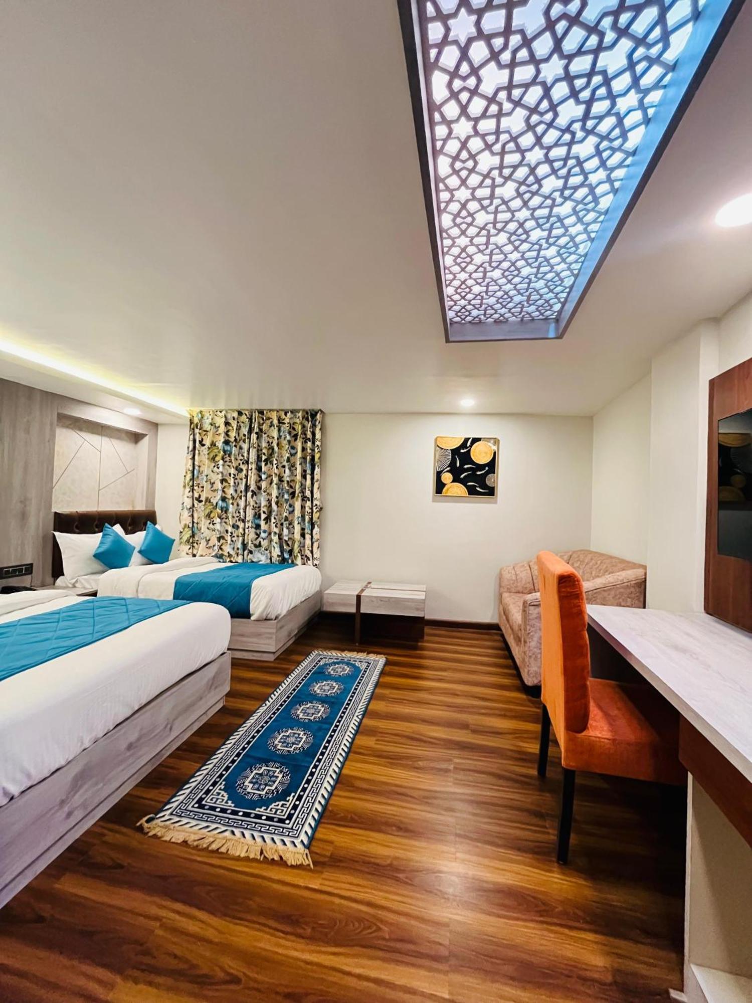 Luxury At Broadway Boutique Mall Road Chowrasta Near Mahakal Temple Hotel 3*
