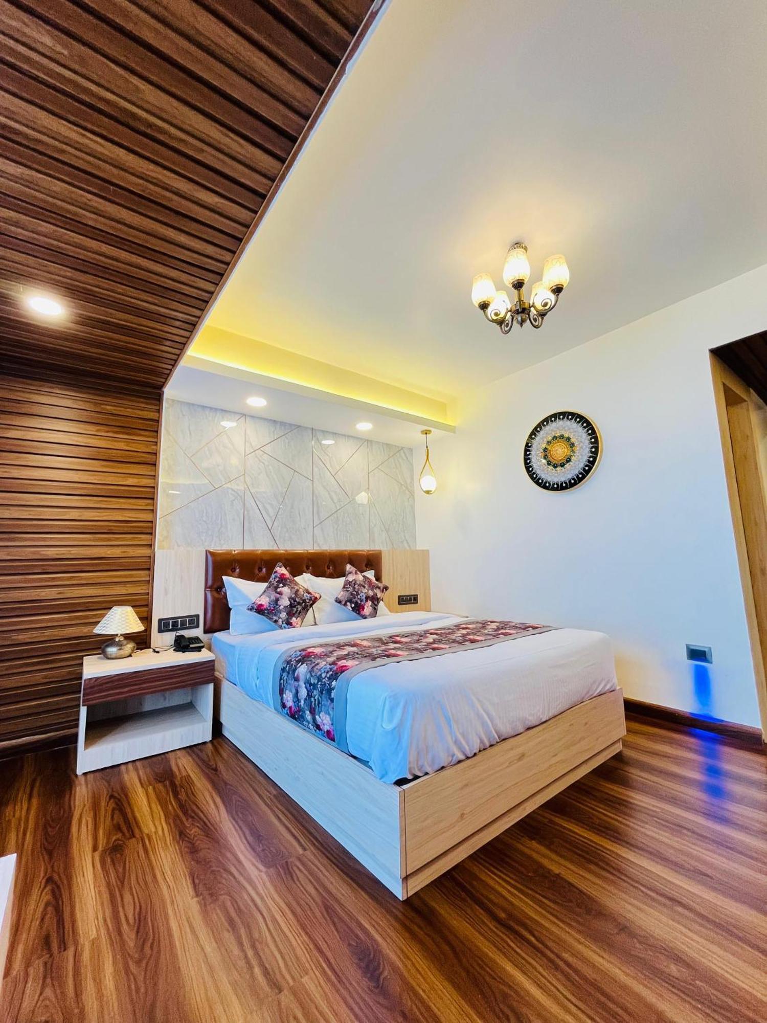 Hotel Luxury At Broadway Boutique Mall Road Chowrasta Near Mahakal Temple 3*