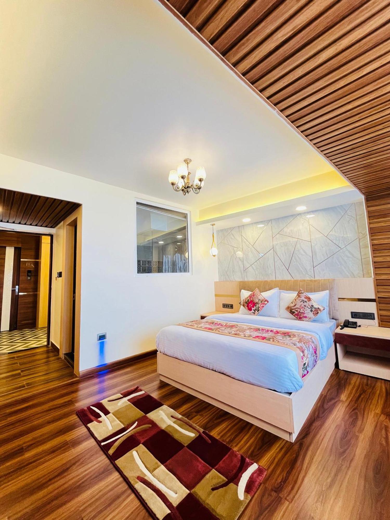 Luxury At Broadway Boutique Mall Road Chowrasta Near Mahakal Temple Darjeeling (West Bengal)