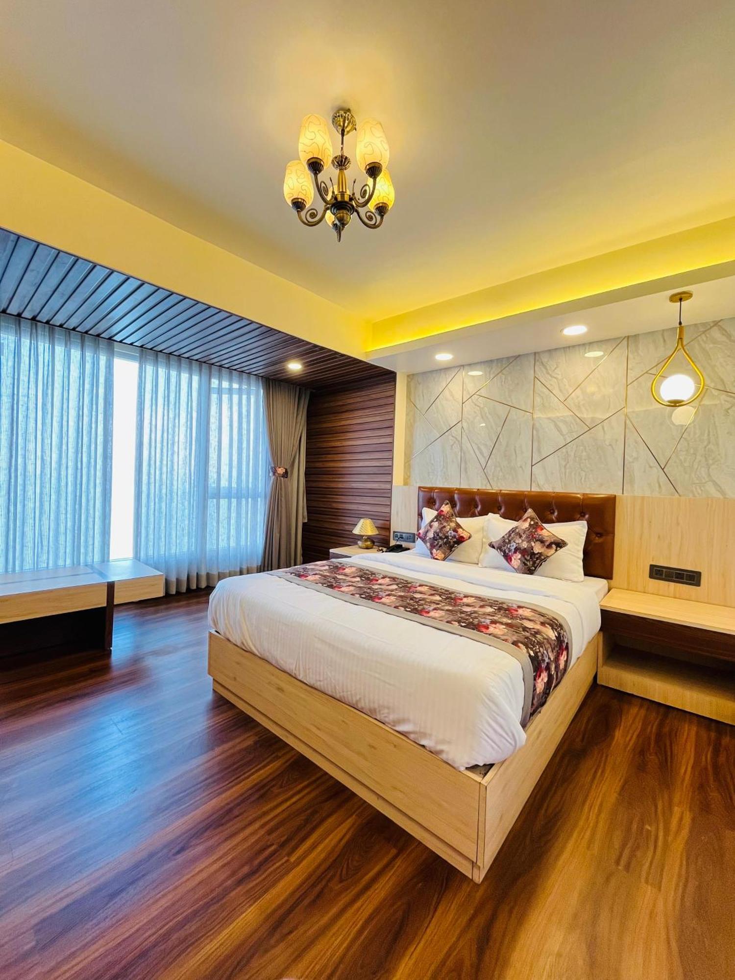 Hotel Luxury At Broadway Boutique Mall Road Chowrasta Near Mahakal Temple