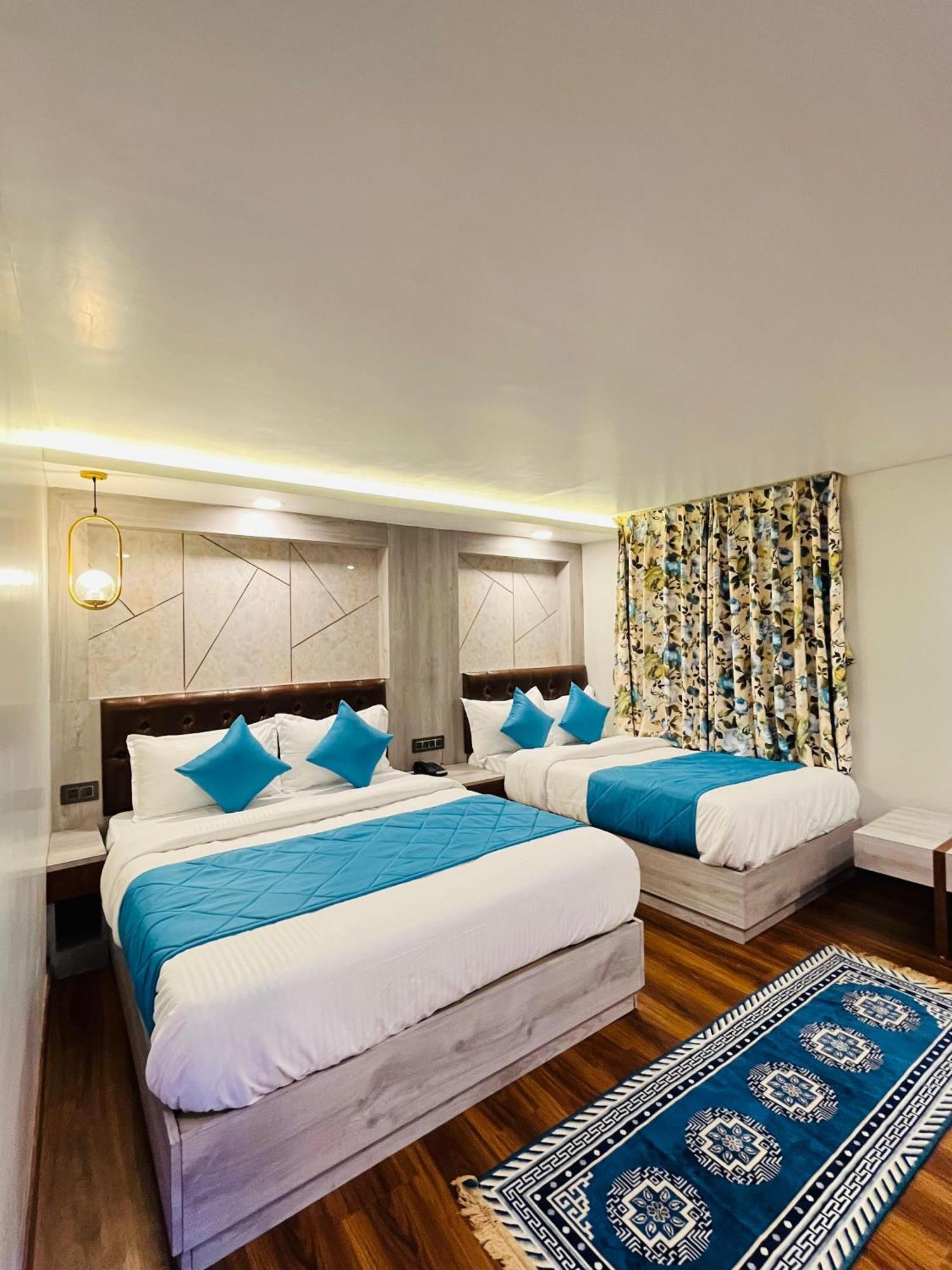 Hotel Luxury At Broadway Boutique Mall Road Chowrasta Near Mahakal Temple