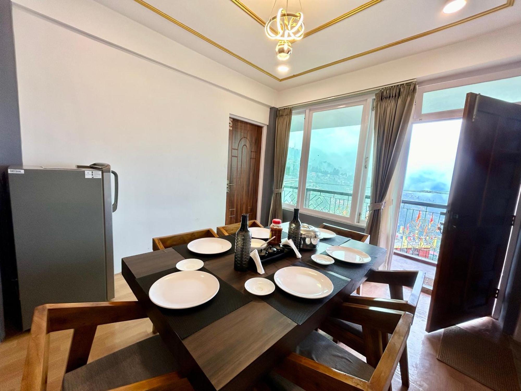 Yepplo's Stunning Mountain View 2-bedroom With Private Kitchen - 24hrs Caretakers & Power Backup