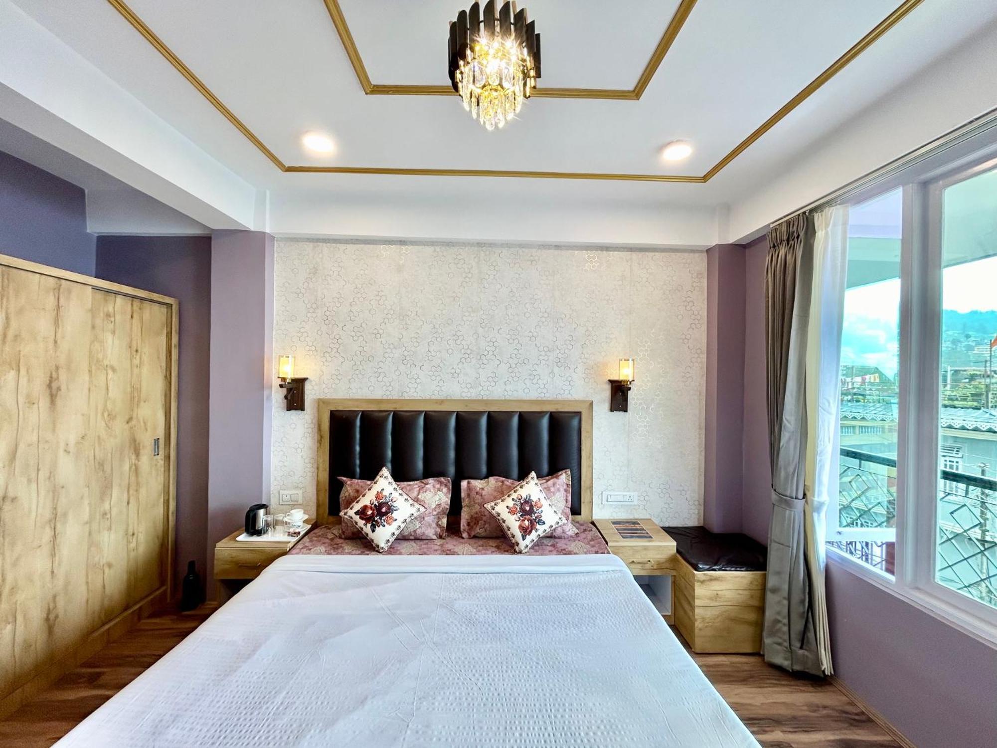 Yepplo's Stunning Mountain View 2-bedroom With Private Kitchen - 24hrs Caretakers & Power Backup Apartment