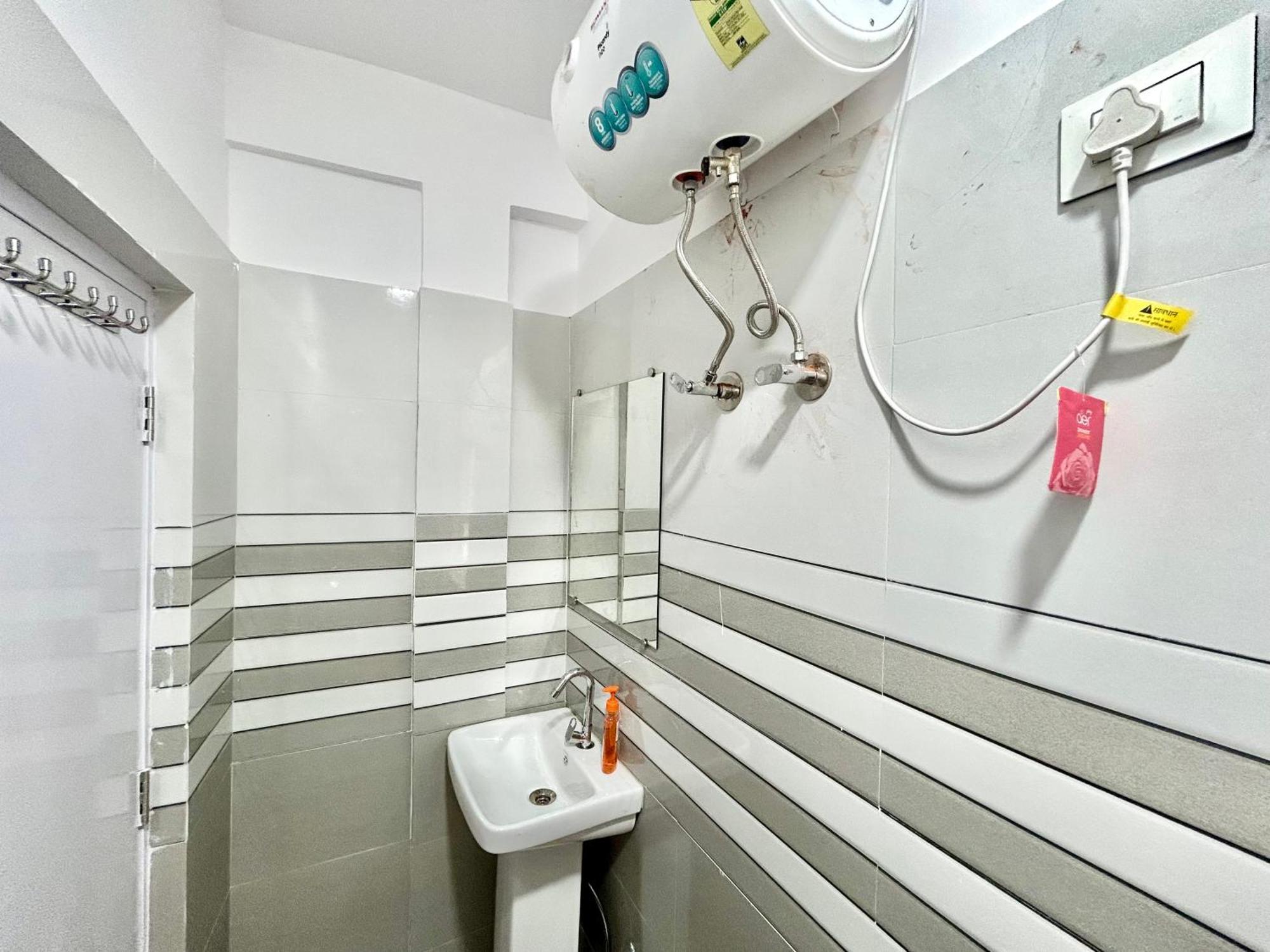 Yepplo's Stunning Mountain View 2-bedroom With Private Kitchen - 24hrs Caretakers & Power Backup