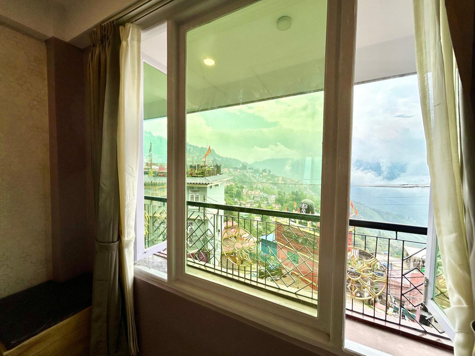 Yepplo's Stunning Mountain View 2-bedroom With Private Kitchen - 24hrs Caretakers & Power Backup *