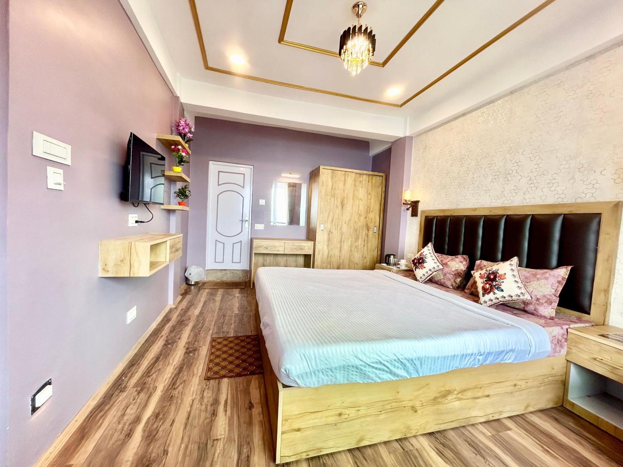 Yepplo's Stunning Mountain View 2-bedroom With Private Kitchen - 24hrs Caretakers & Power Backup Darjeeling (West Bengal)