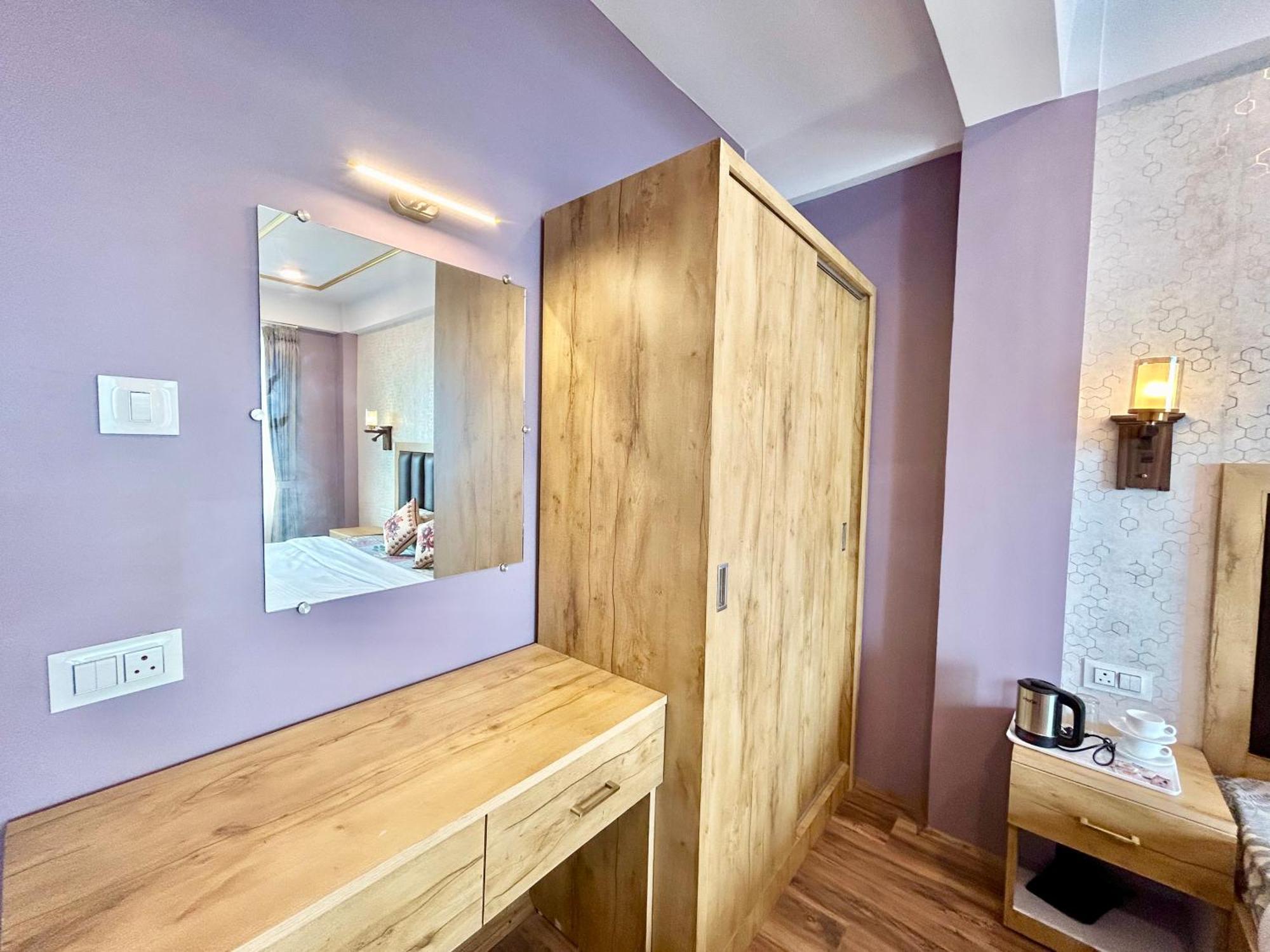 Yepplo's Stunning Mountain View 2-bedroom With Private Kitchen - 24hrs Caretakers & Power Backup