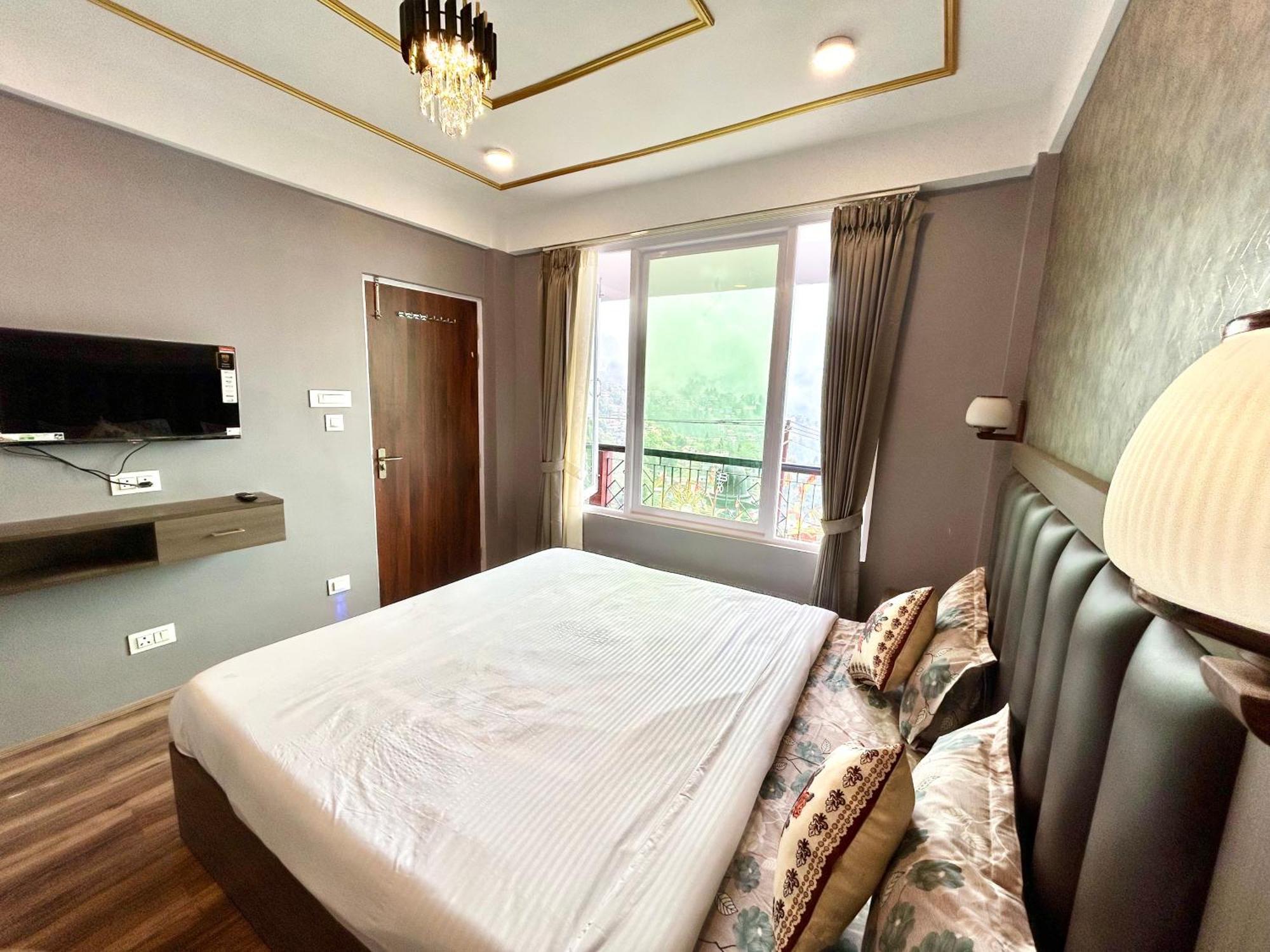 Yepplo's Stunning Mountain View 2-bedroom With Private Kitchen - 24hrs Caretakers & Power Backup