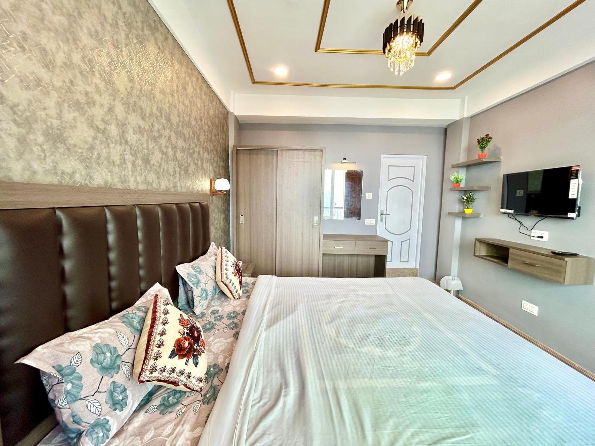 Yepplo's Stunning Mountain View 2-bedroom With Private Kitchen - 24hrs Caretakers & Power Backup Apartment