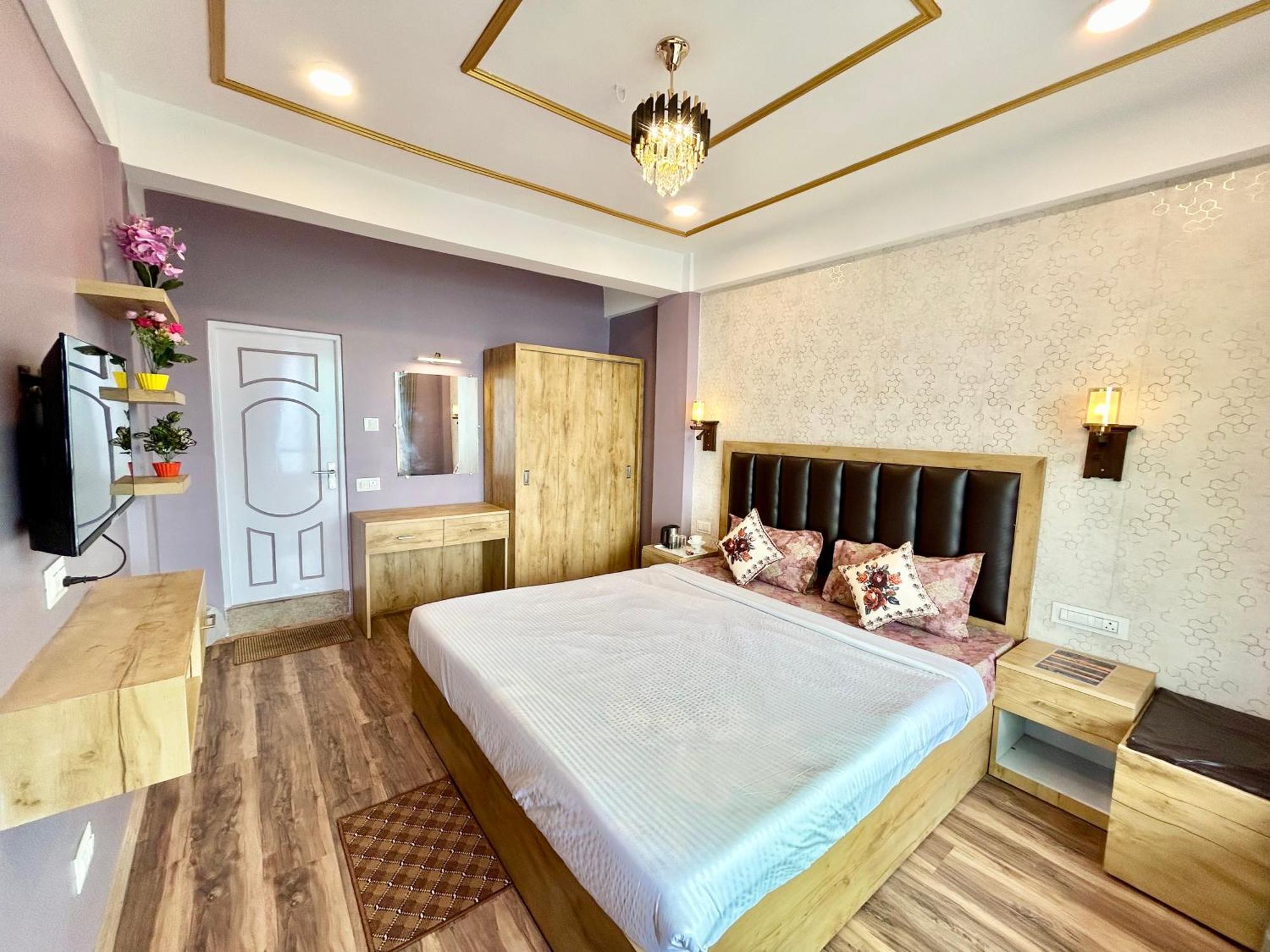 Yepplo's Stunning Mountain View 2-bedroom With Private Kitchen - 24hrs Caretakers & Power Backup *