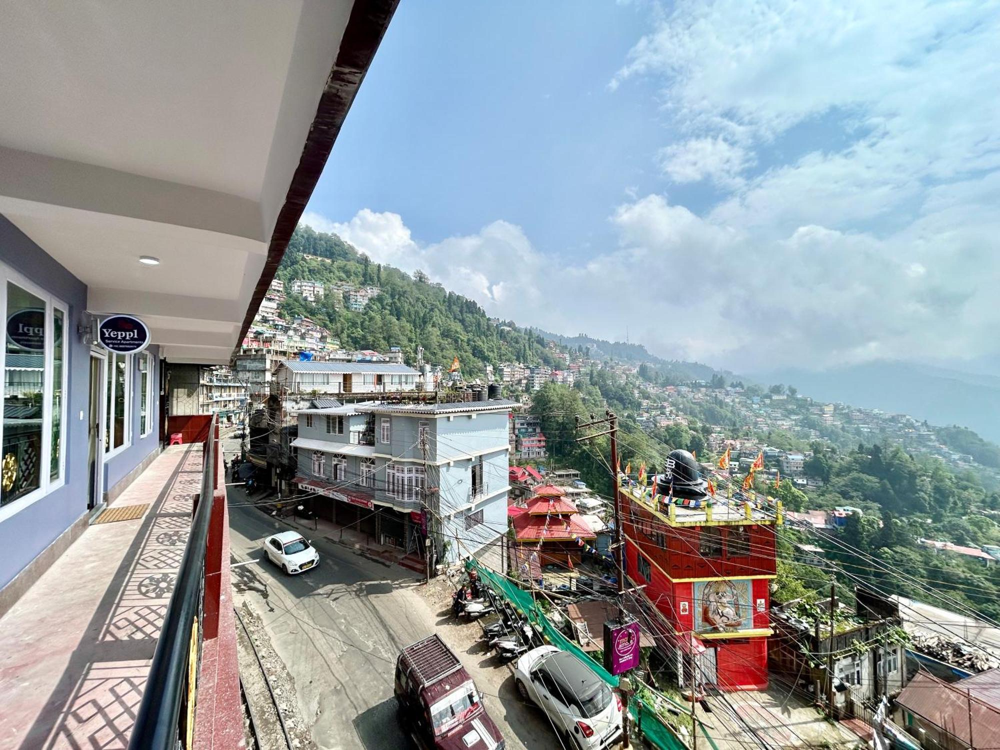 Apartment Yepplo's Stunning Mountain View 2-bedroom With Private Kitchen - 24hrs Caretakers & Power Backup