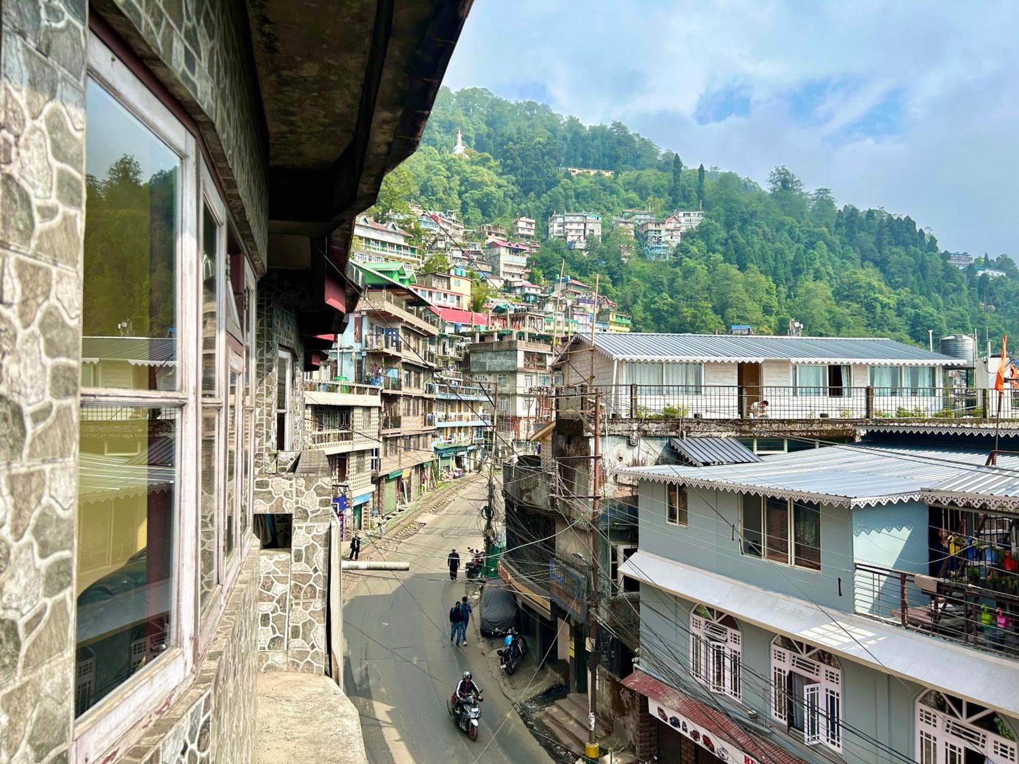 Yepplo's Stunning Mountain View 2-bedroom With Private Kitchen - 24hrs Caretakers & Power Backup