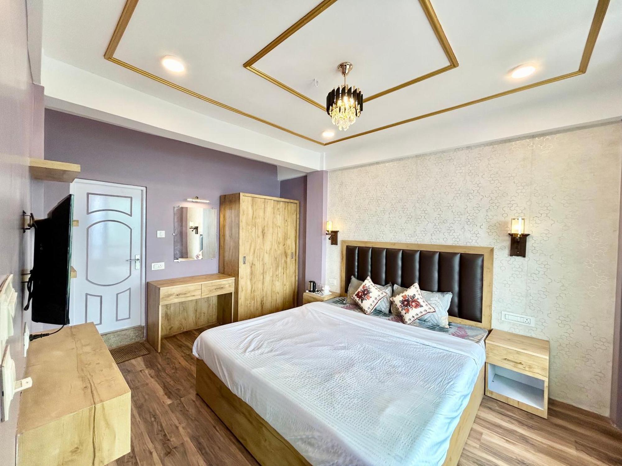 Yepplo's Stunning Mountain View 2-bedroom With Private Kitchen - 24hrs Caretakers & Power Backup Apartment