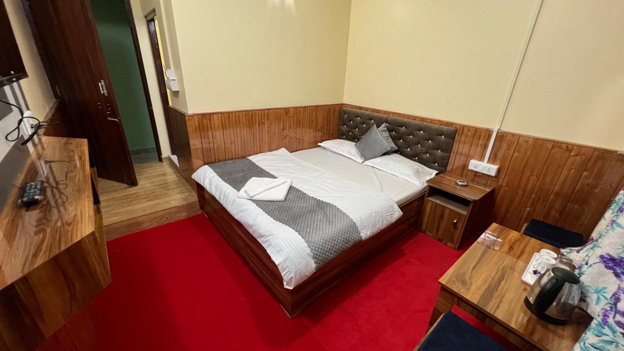 Hill Hotel *