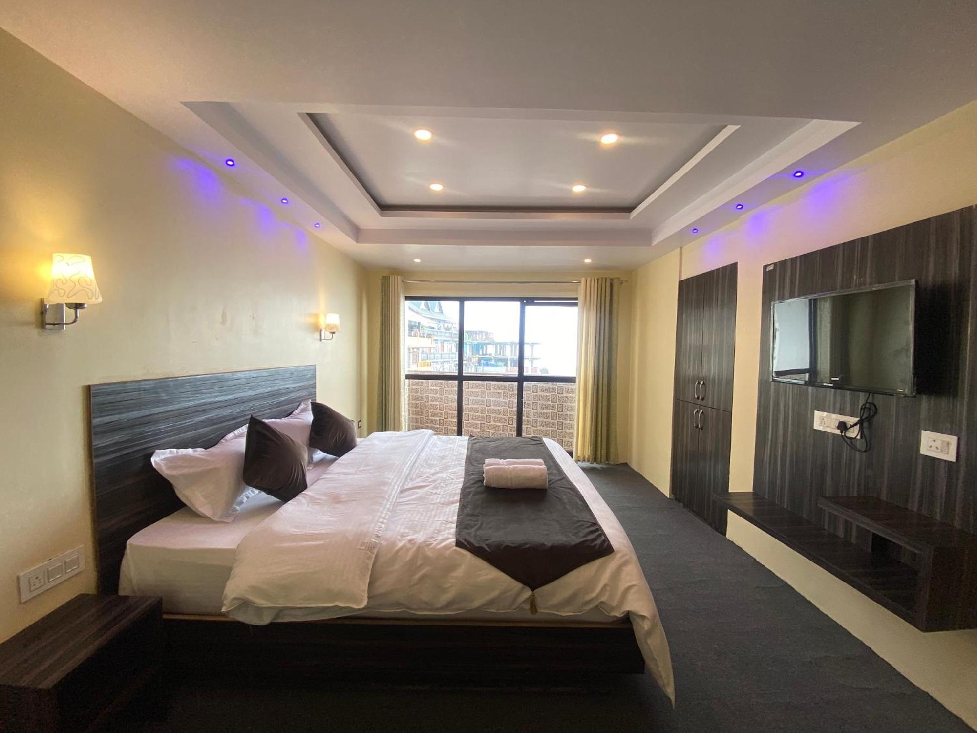 Amaira , Merry Hotel *