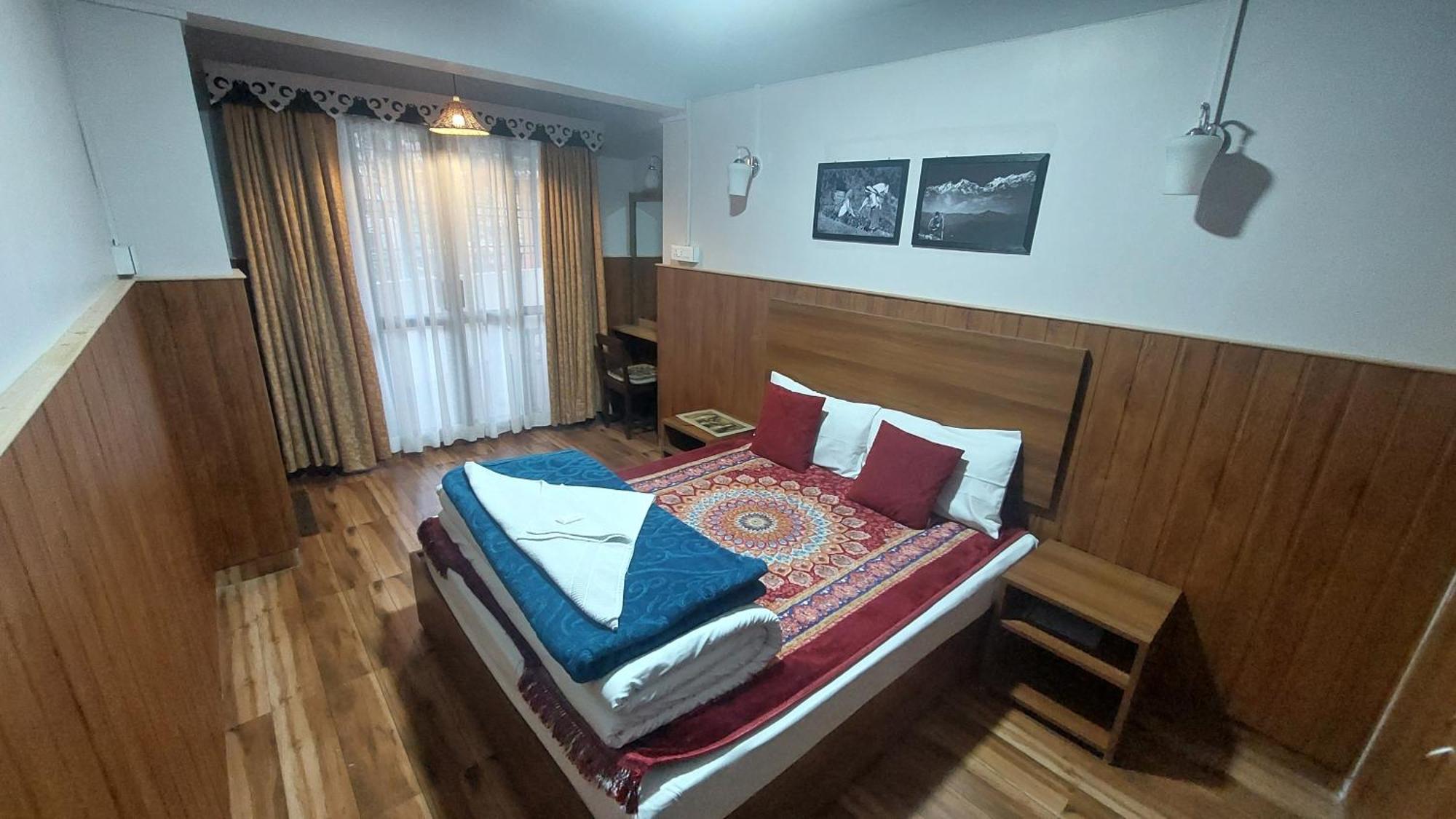 Indivar Homestay *