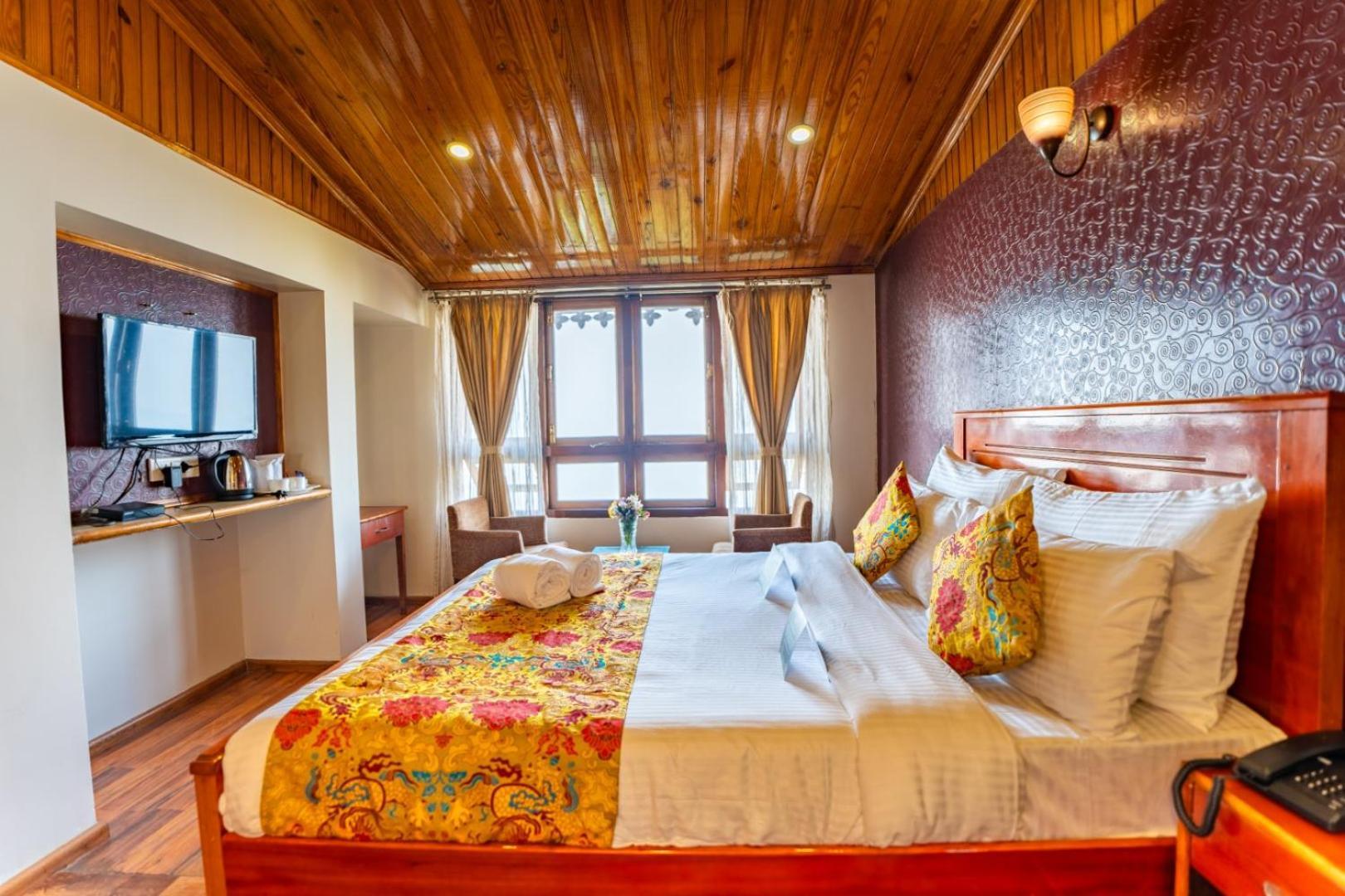 Muscatel Nirvana - At The Mall Road Hotel