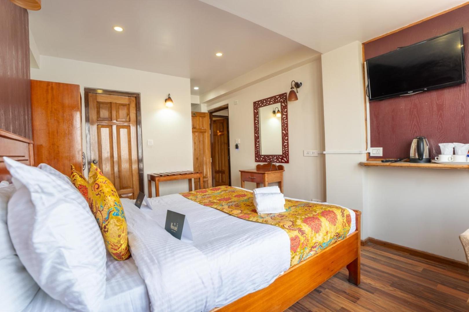 Muscatel Nirvana - At The Mall Road Hotel 3*