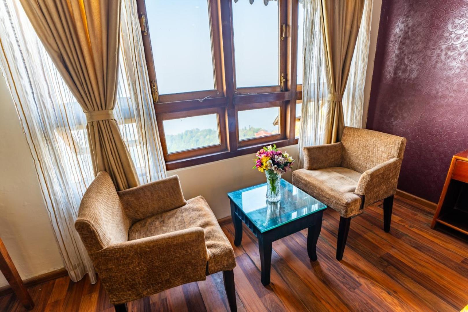 Muscatel Nirvana - At The Mall Road 3*