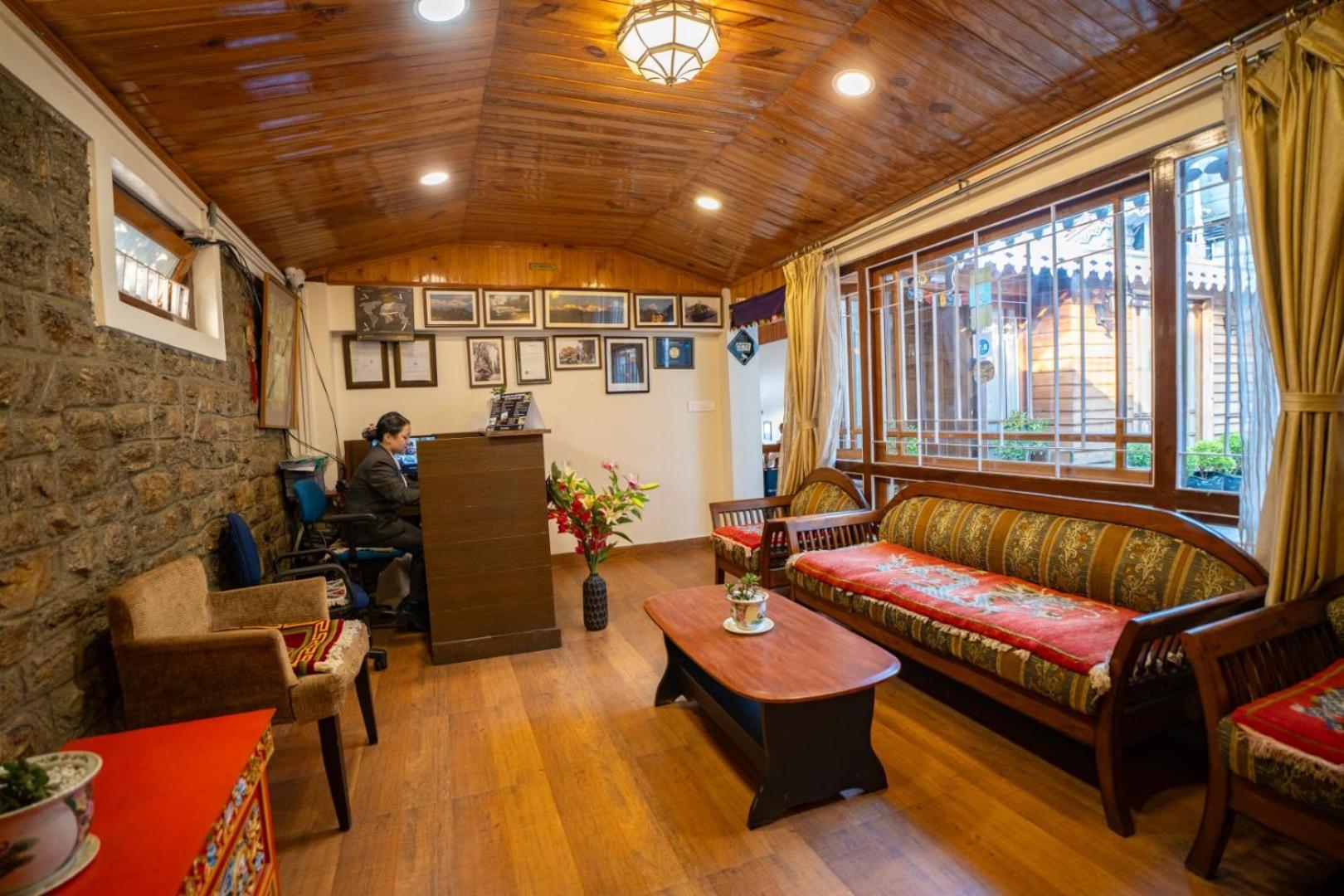 Hotel Muscatel Nirvana - At The Mall Road 3*