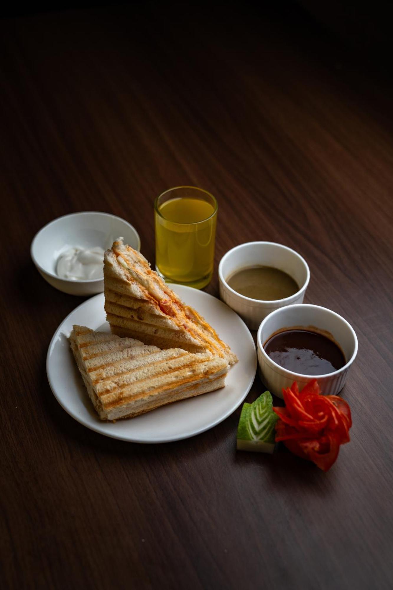 Muscatel Nirvana - At The Mall Road 3*