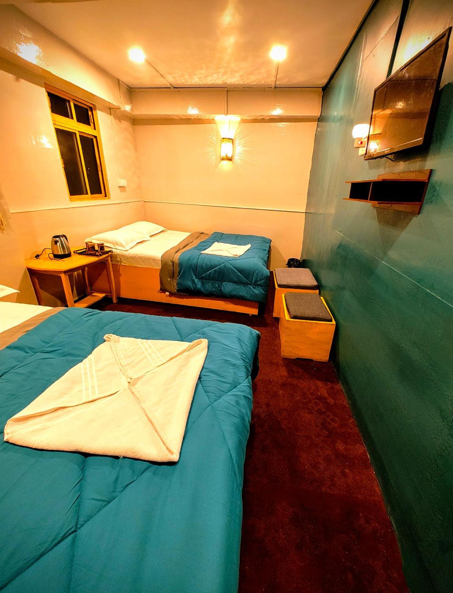 Hidden Monkey Backpackers Darjeeling, Batasia Hostel